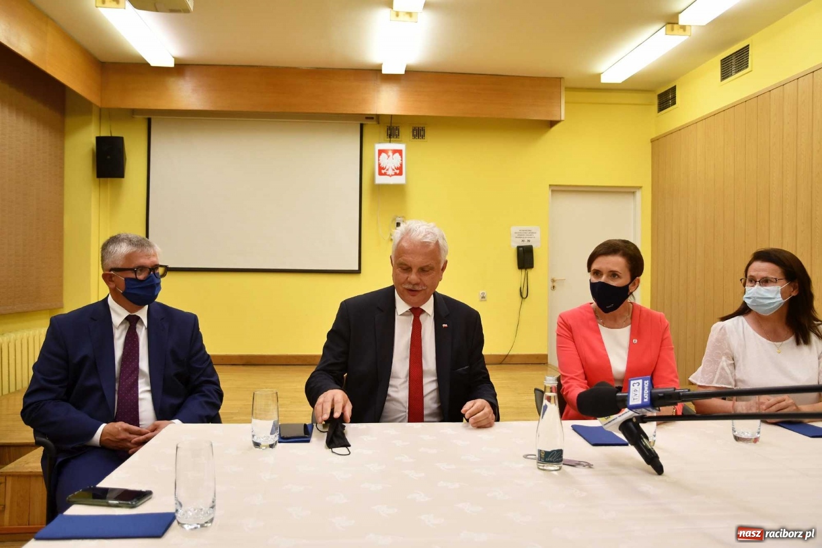 Zdjęcie w galerii na portalu naszraciborz.pl: Podziękowania i krótkie spięcie. Wiceminister zdrowia odwiedził raciborski szpital wiadomości z regionu