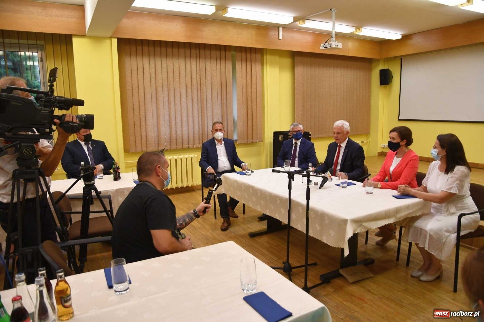 Zdjęcie w galerii na portalu naszraciborz.pl: Podziękowania i krótkie spięcie. Wiceminister zdrowia odwiedził raciborski szpital wiadomości z regionu