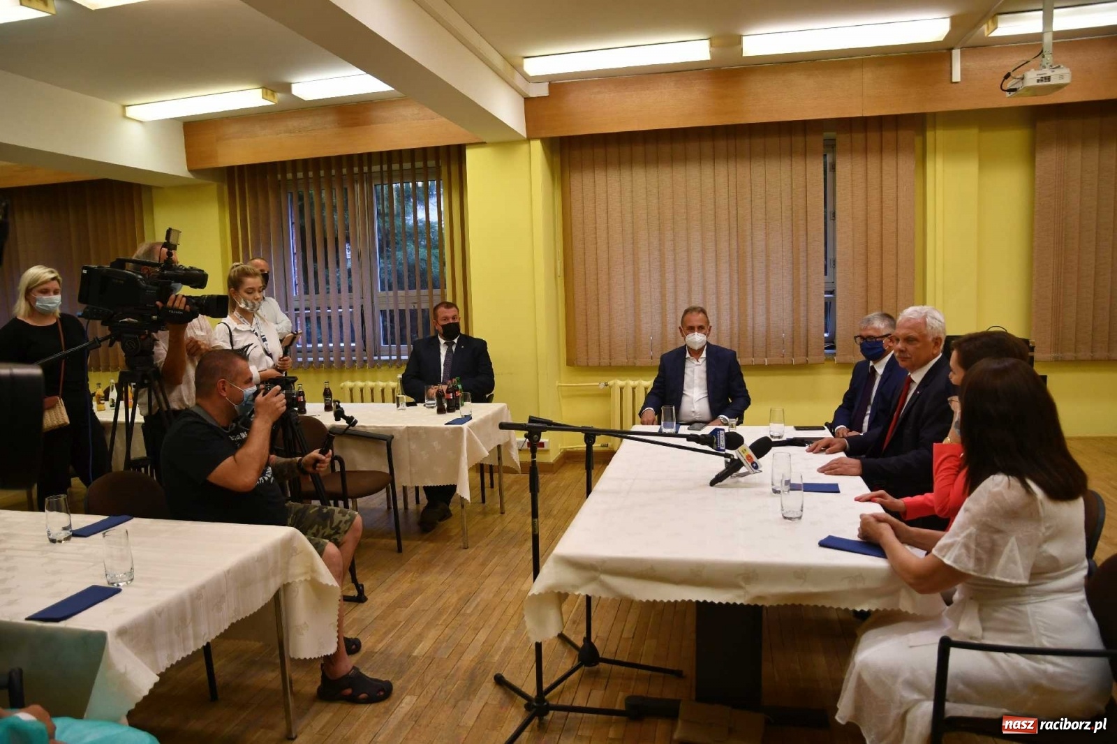 Zdjęcie w galerii na portalu naszraciborz.pl: Podziękowania i krótkie spięcie. Wiceminister zdrowia odwiedził raciborski szpital wiadomości z regionu