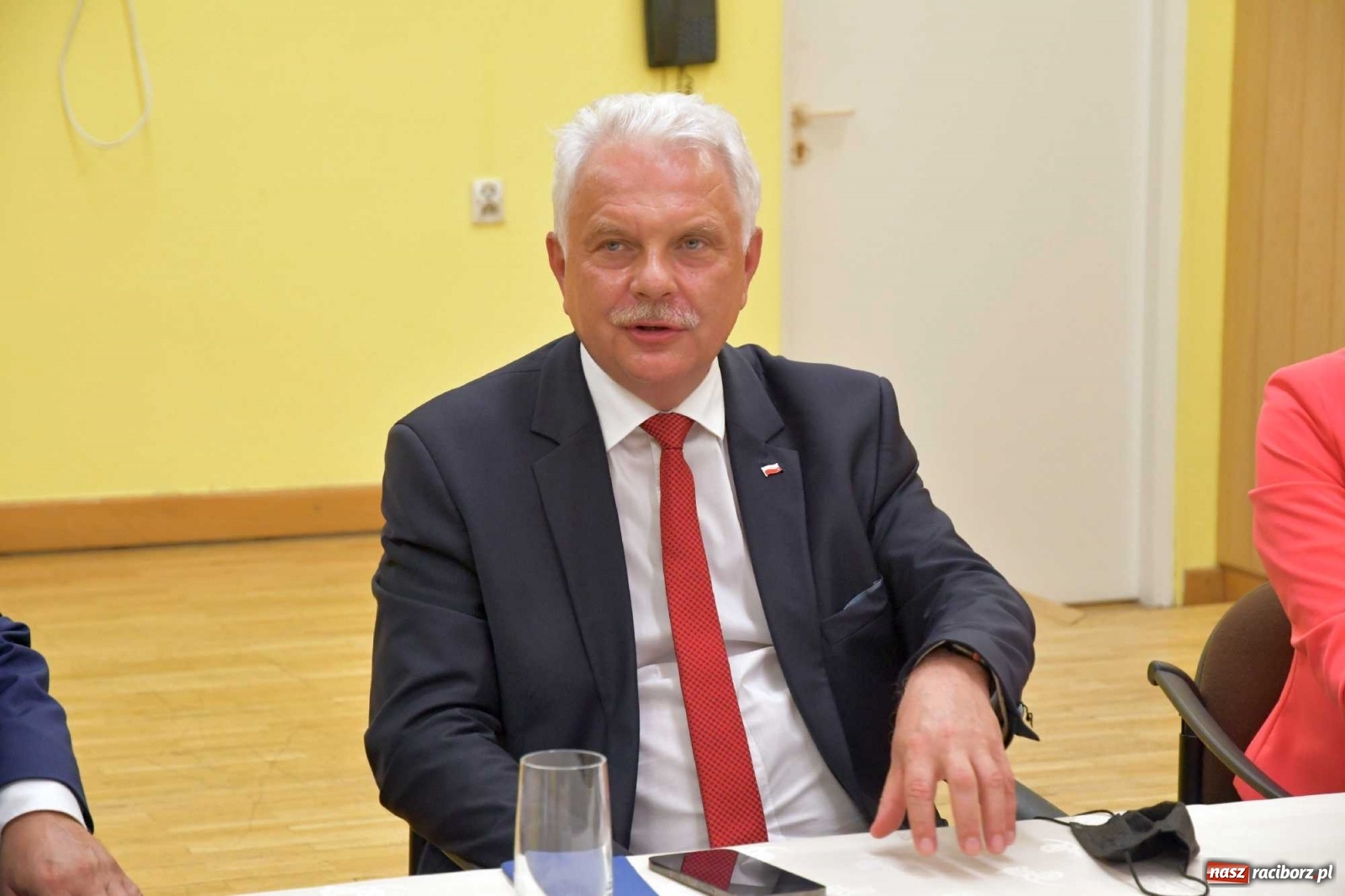 Zdjęcie w galerii na portalu naszraciborz.pl: Podziękowania i krótkie spięcie. Wiceminister zdrowia odwiedził raciborski szpital wiadomości z regionu