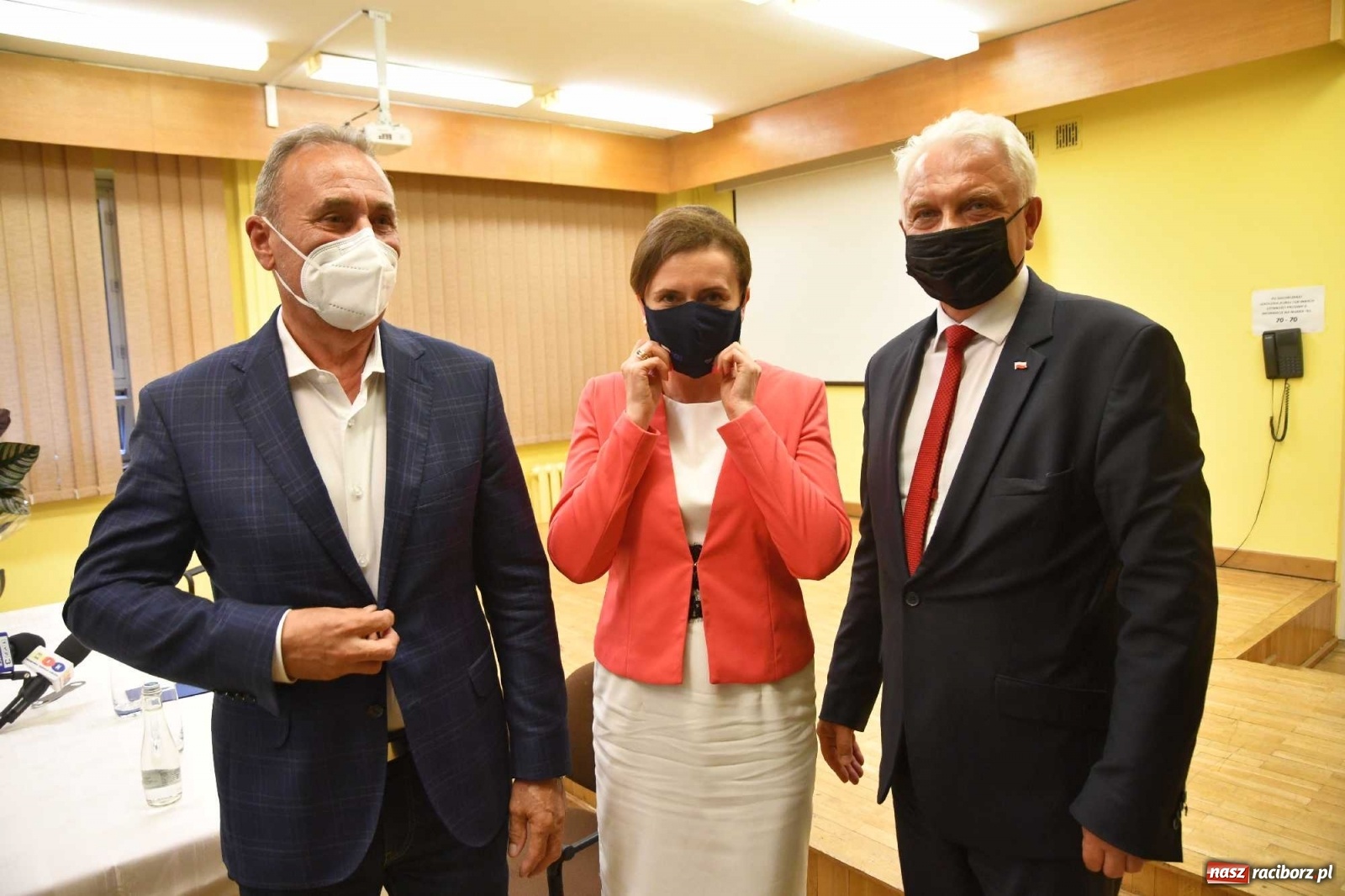 Zdjęcie w galerii na portalu naszraciborz.pl: Podziękowania i krótkie spięcie. Wiceminister zdrowia odwiedził raciborski szpital wiadomości z regionu