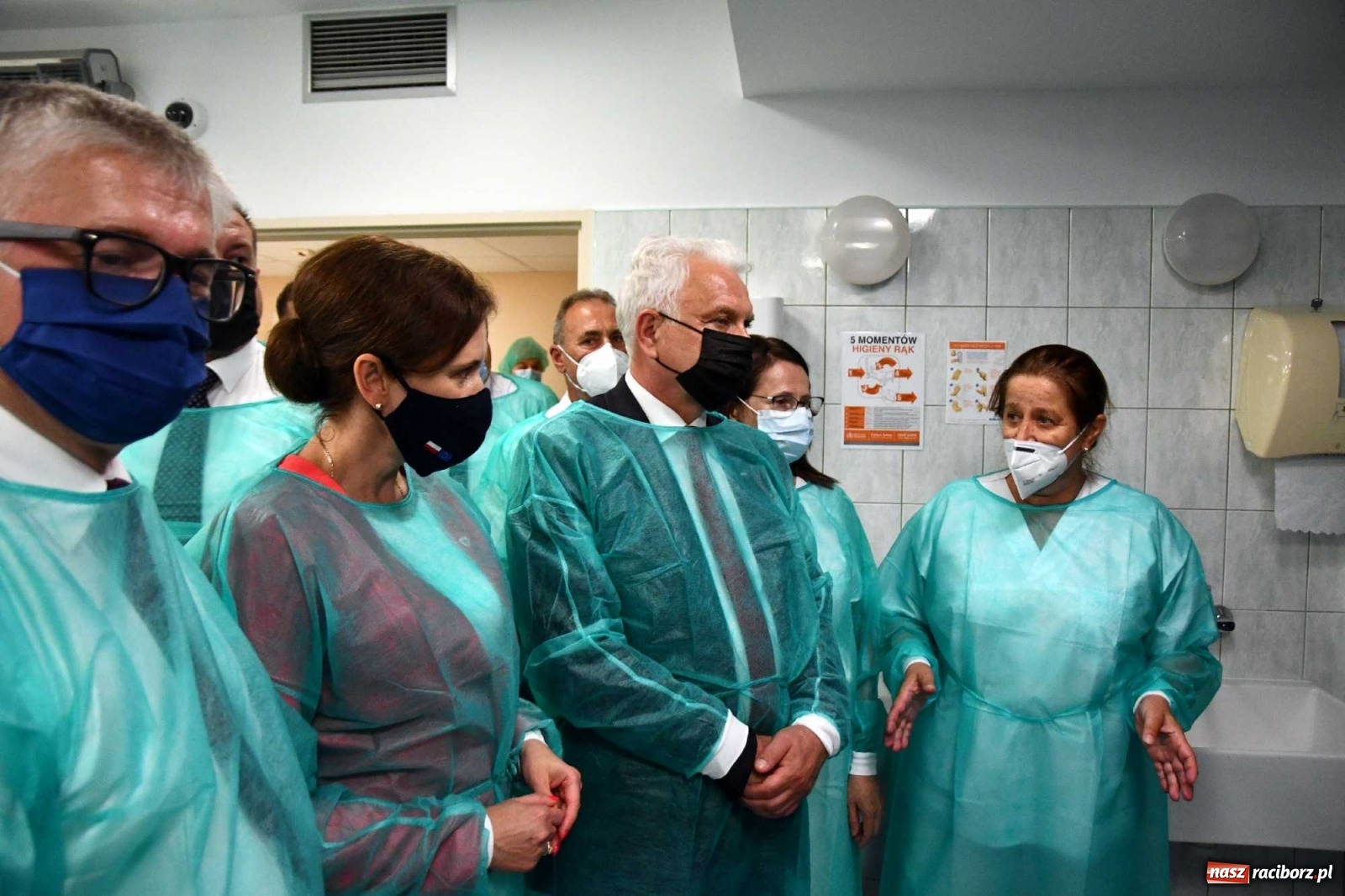 Zdjęcie w galerii na portalu naszraciborz.pl: Podziękowania i krótkie spięcie. Wiceminister zdrowia odwiedził raciborski szpital wiadomości z regionu