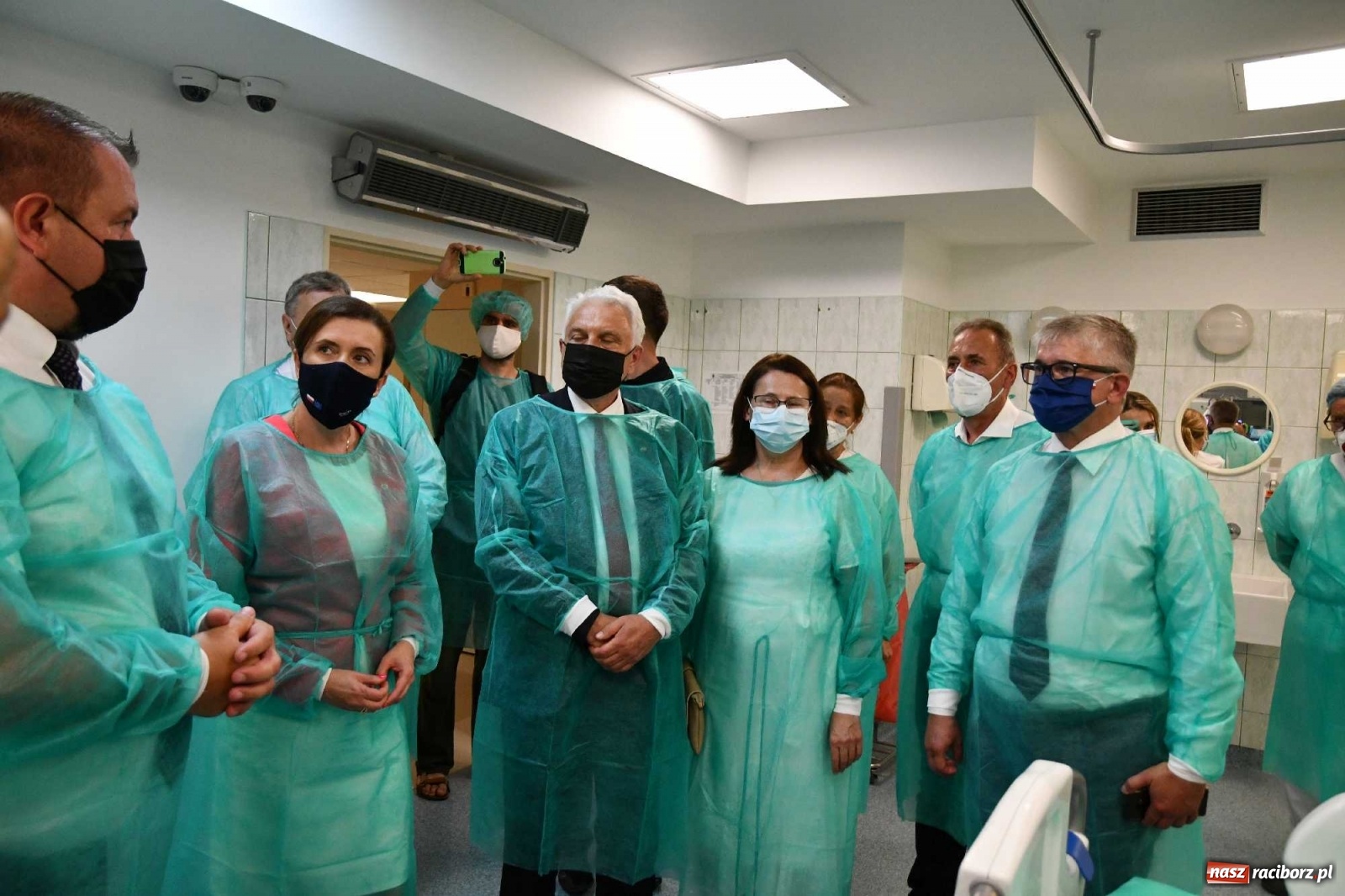 Zdjęcie w galerii na portalu naszraciborz.pl: Podziękowania i krótkie spięcie. Wiceminister zdrowia odwiedził raciborski szpital wiadomości z regionu