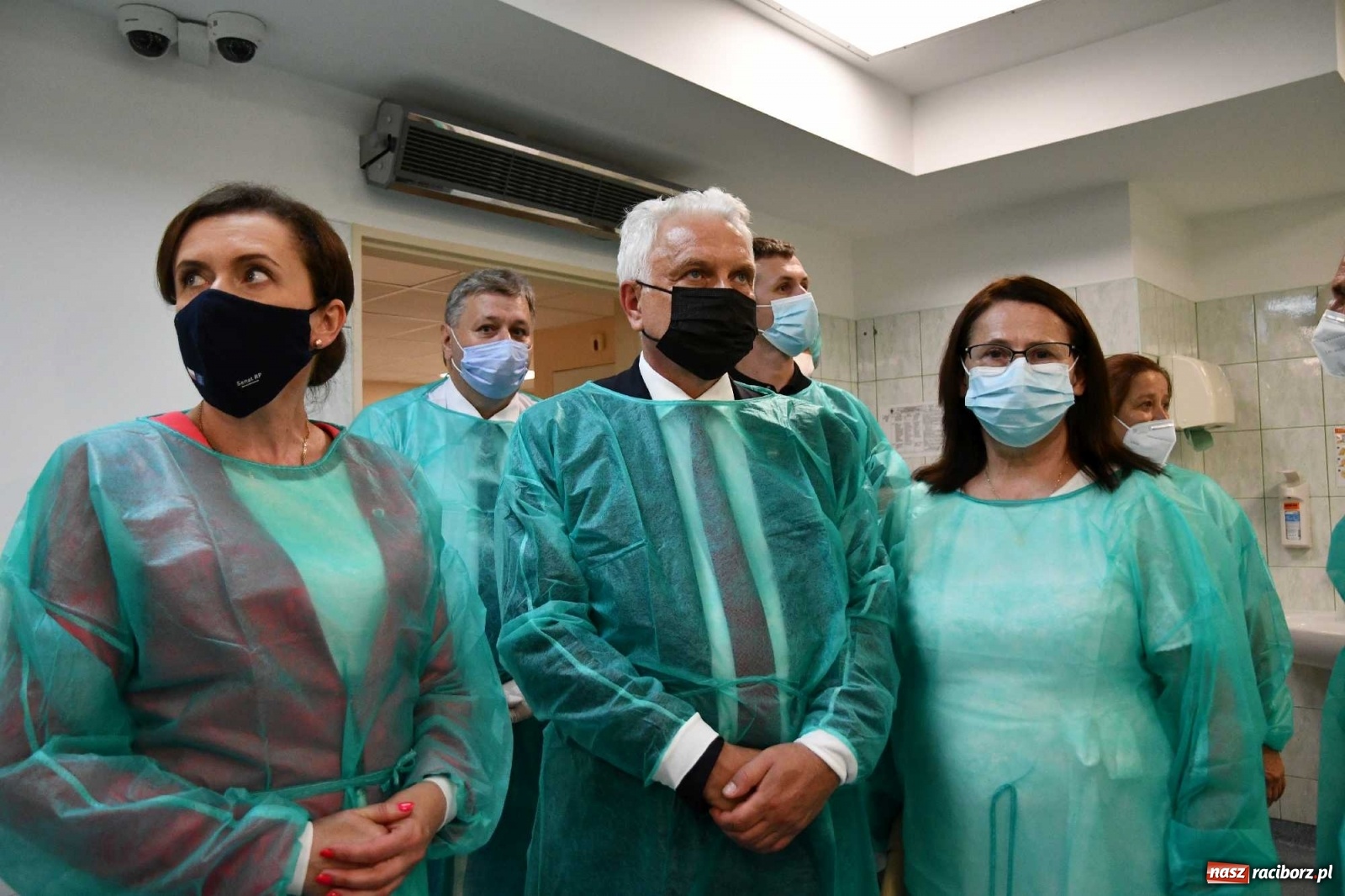 Zdjęcie w galerii na portalu naszraciborz.pl: Podziękowania i krótkie spięcie. Wiceminister zdrowia odwiedził raciborski szpital wiadomości z regionu