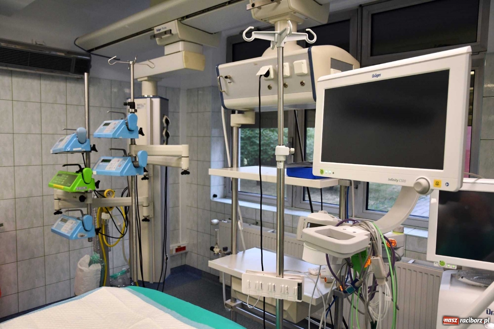 Zdjęcie w galerii na portalu naszraciborz.pl: Podziękowania i krótkie spięcie. Wiceminister zdrowia odwiedził raciborski szpital wiadomości z regionu