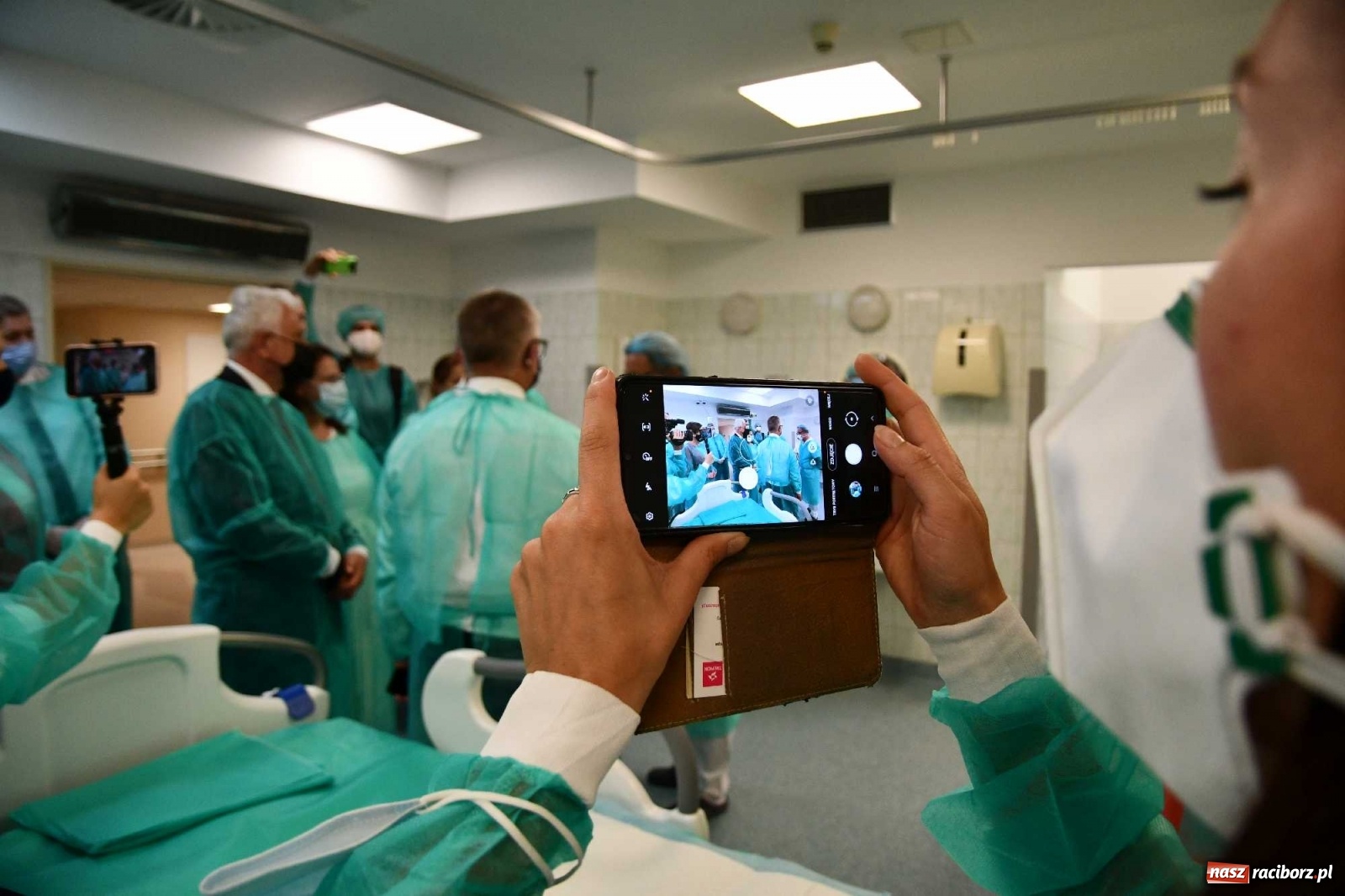 Zdjęcie w galerii na portalu naszraciborz.pl: Podziękowania i krótkie spięcie. Wiceminister zdrowia odwiedził raciborski szpital wiadomości z regionu