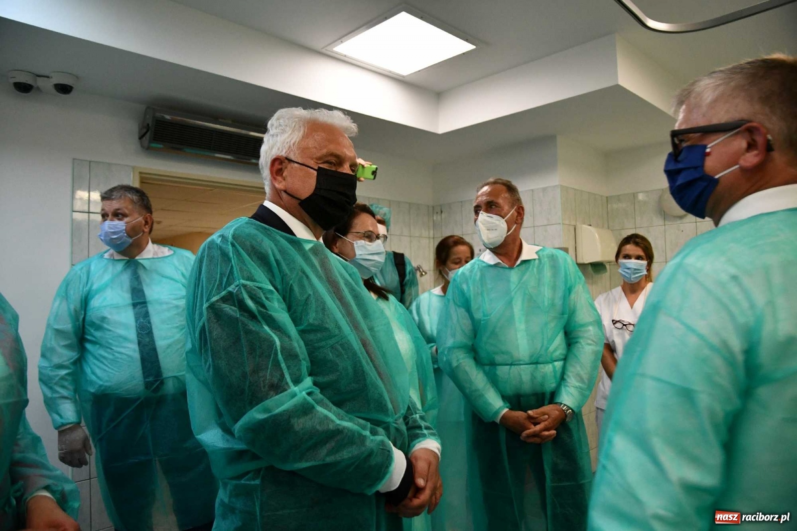 Zdjęcie w galerii na portalu naszraciborz.pl: Podziękowania i krótkie spięcie. Wiceminister zdrowia odwiedził raciborski szpital wiadomości z regionu