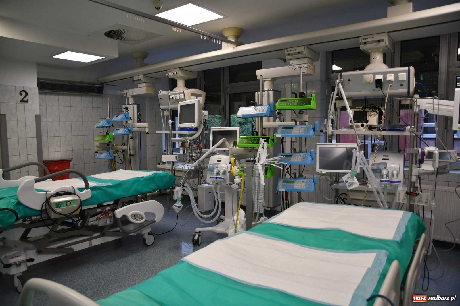 Zdjęcie w galerii na portalu naszraciborz.pl: Podziękowania i krótkie spięcie. Wiceminister zdrowia odwiedził raciborski szpital wiadomości z regionu