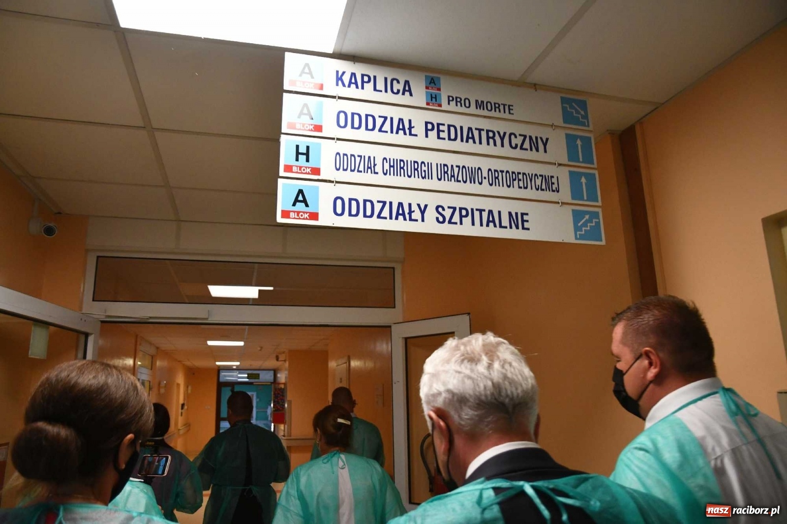 Zdjęcie w galerii na portalu naszraciborz.pl: Podziękowania i krótkie spięcie. Wiceminister zdrowia odwiedził raciborski szpital wiadomości z regionu