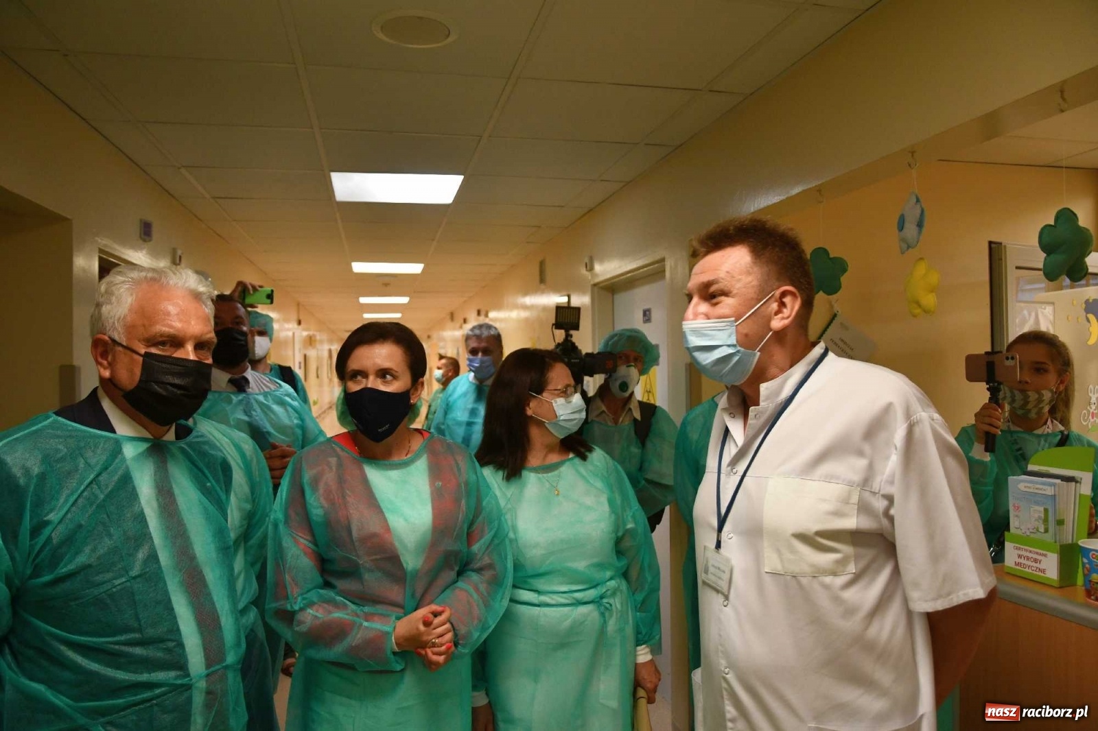 Zdjęcie w galerii na portalu naszraciborz.pl: Podziękowania i krótkie spięcie. Wiceminister zdrowia odwiedził raciborski szpital wiadomości z regionu