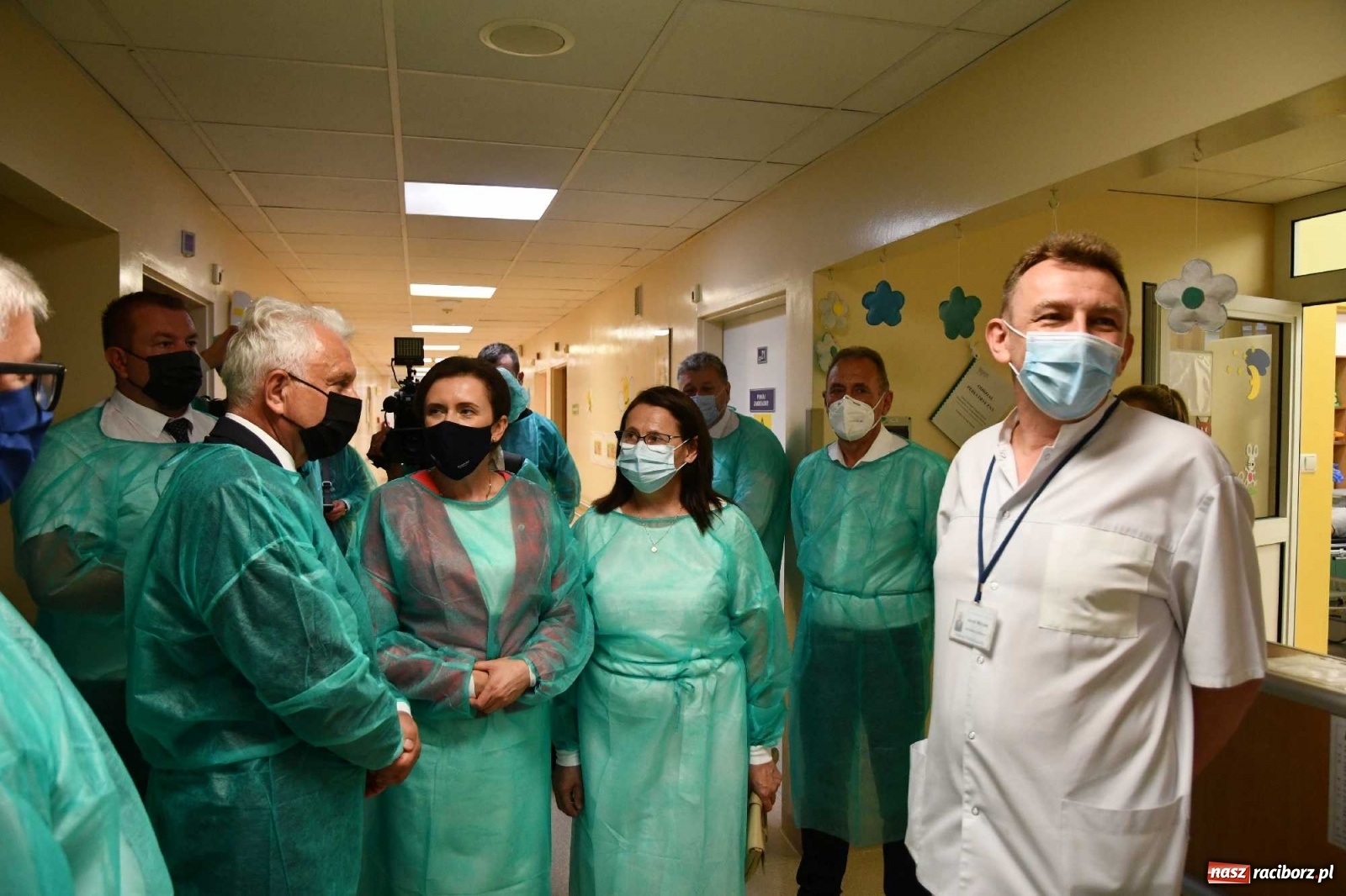 Zdjęcie w galerii na portalu naszraciborz.pl: Podziękowania i krótkie spięcie. Wiceminister zdrowia odwiedził raciborski szpital wiadomości z regionu