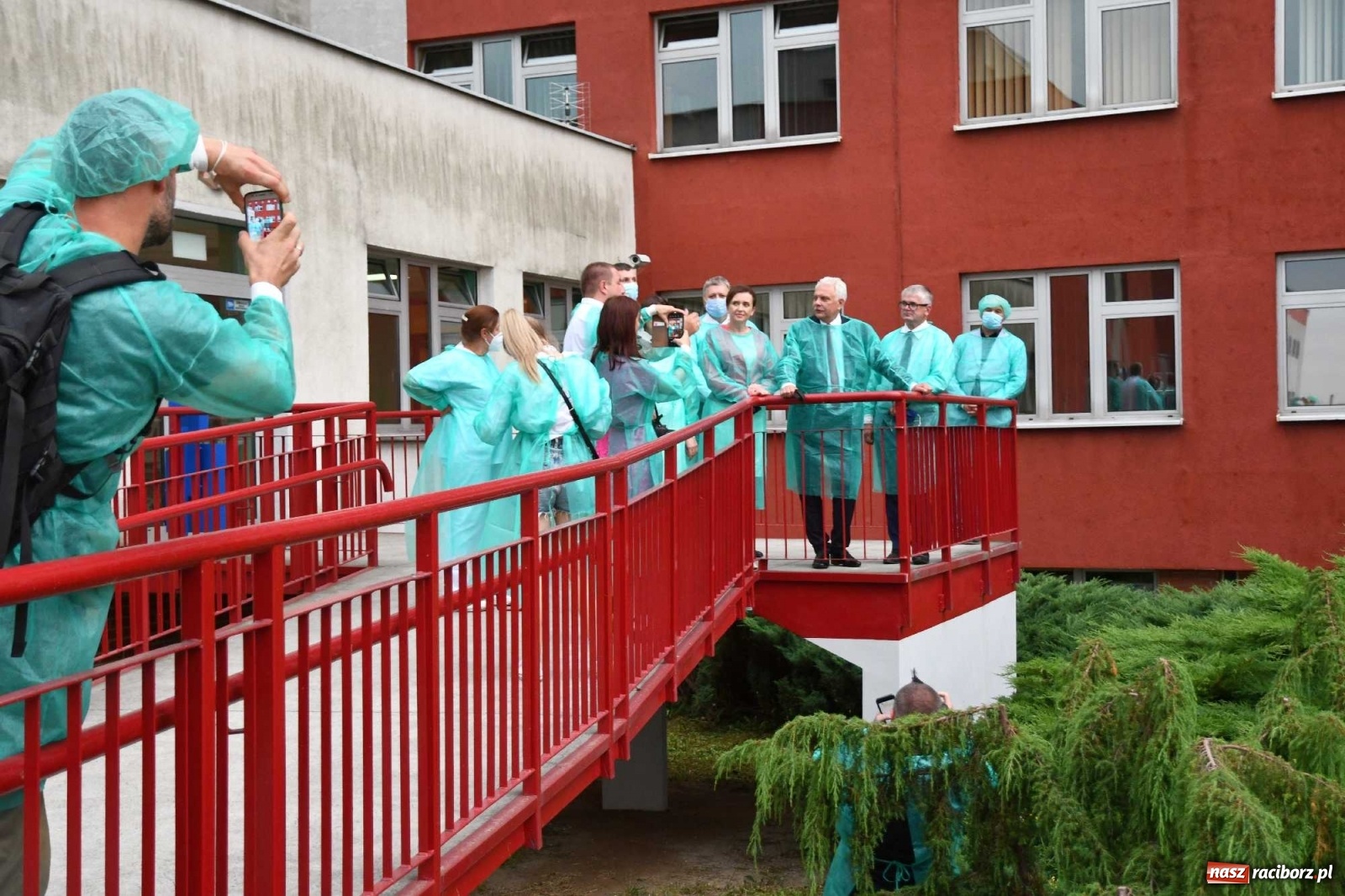 Zdjęcie w galerii na portalu naszraciborz.pl: Podziękowania i krótkie spięcie. Wiceminister zdrowia odwiedził raciborski szpital wiadomości z regionu