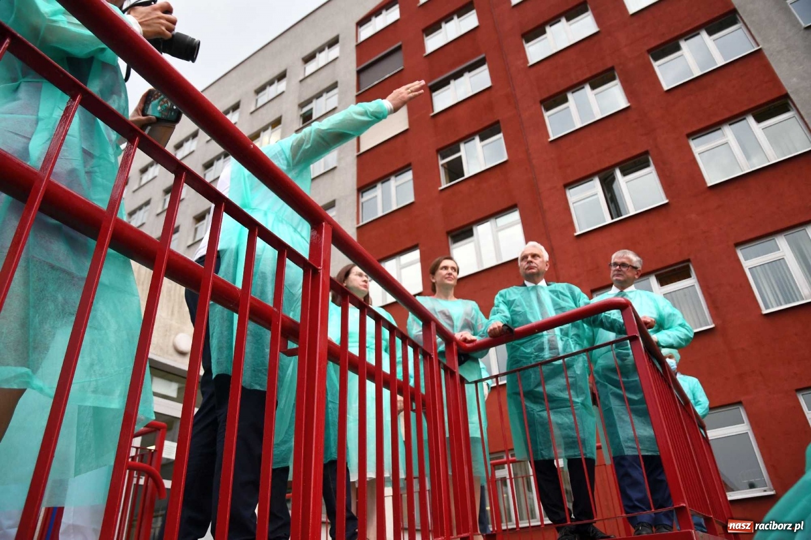 Zdjęcie w galerii na portalu naszraciborz.pl: Podziękowania i krótkie spięcie. Wiceminister zdrowia odwiedził raciborski szpital wiadomości z regionu