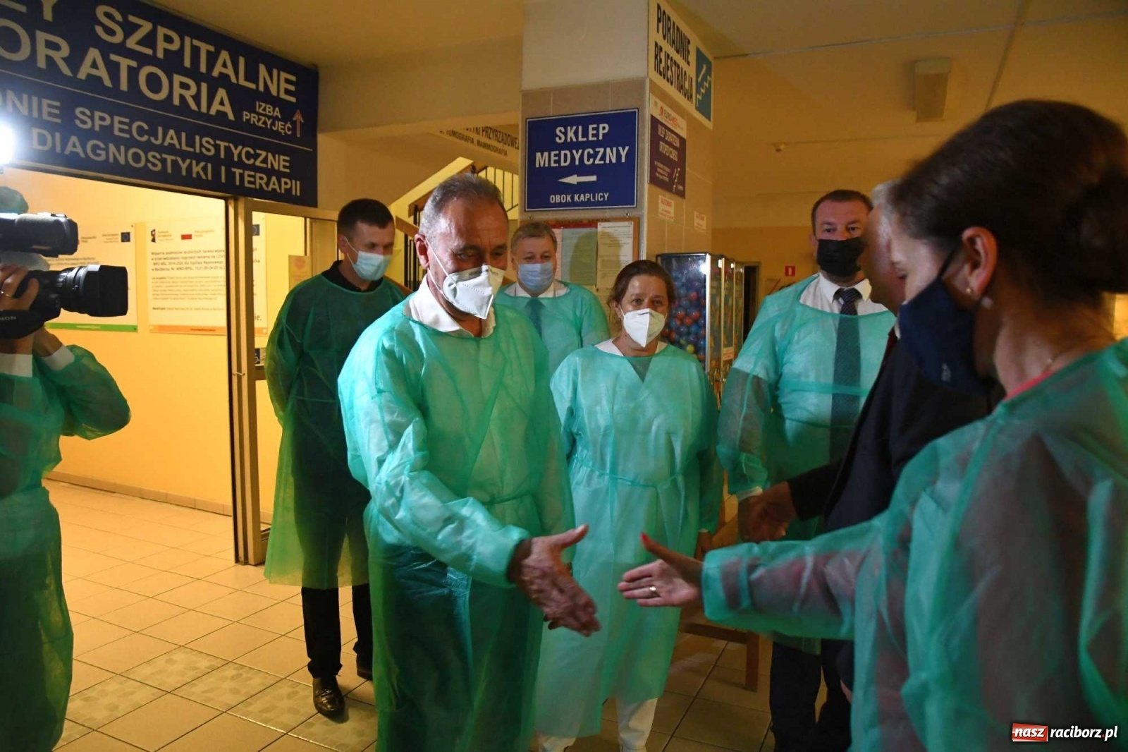 Zdjęcie w galerii na portalu naszraciborz.pl: Podziękowania i krótkie spięcie. Wiceminister zdrowia odwiedził raciborski szpital wiadomości z regionu