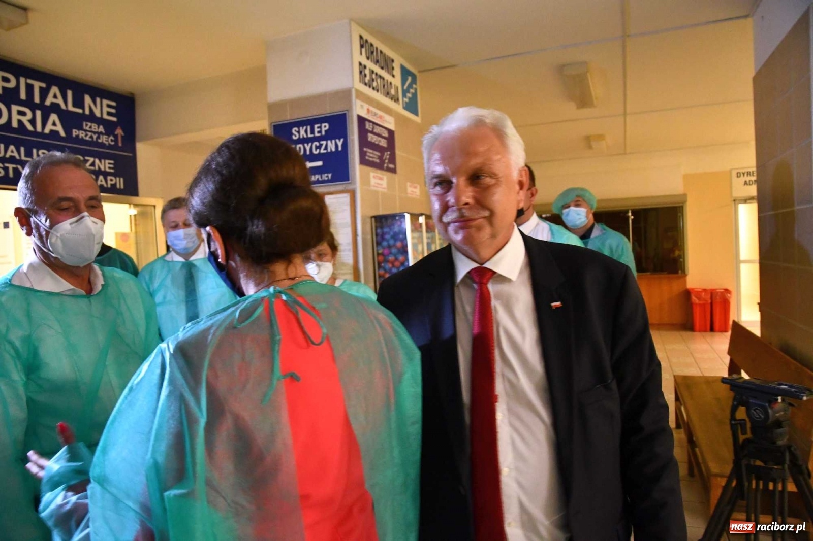 Zdjęcie w galerii na portalu naszraciborz.pl: Podziękowania i krótkie spięcie. Wiceminister zdrowia odwiedził raciborski szpital wiadomości z regionu