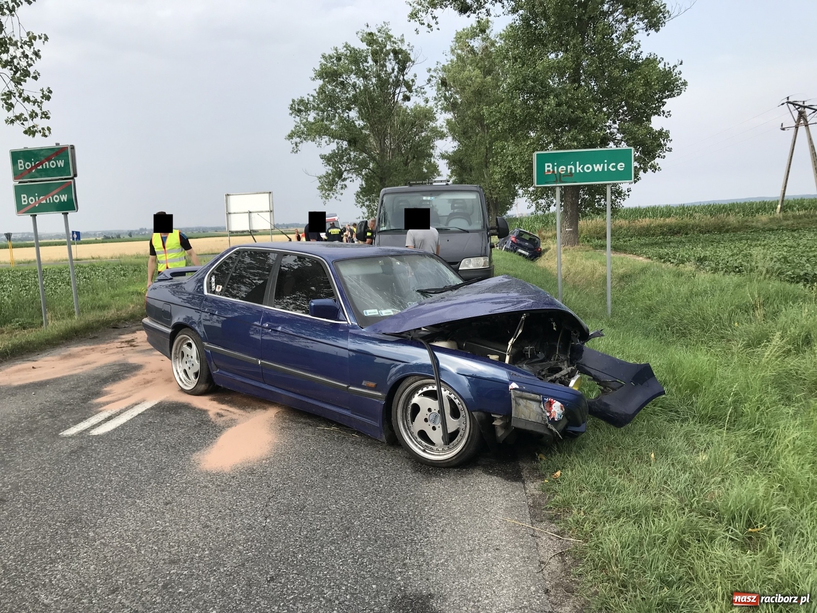 Zdjęcie w galerii na portalu naszraciborz.pl: Zderzenie opla i BMW na trasie Sudół-Bojanów. Nietrzeźwy dachował w Szonowicach wiadomości z regionu