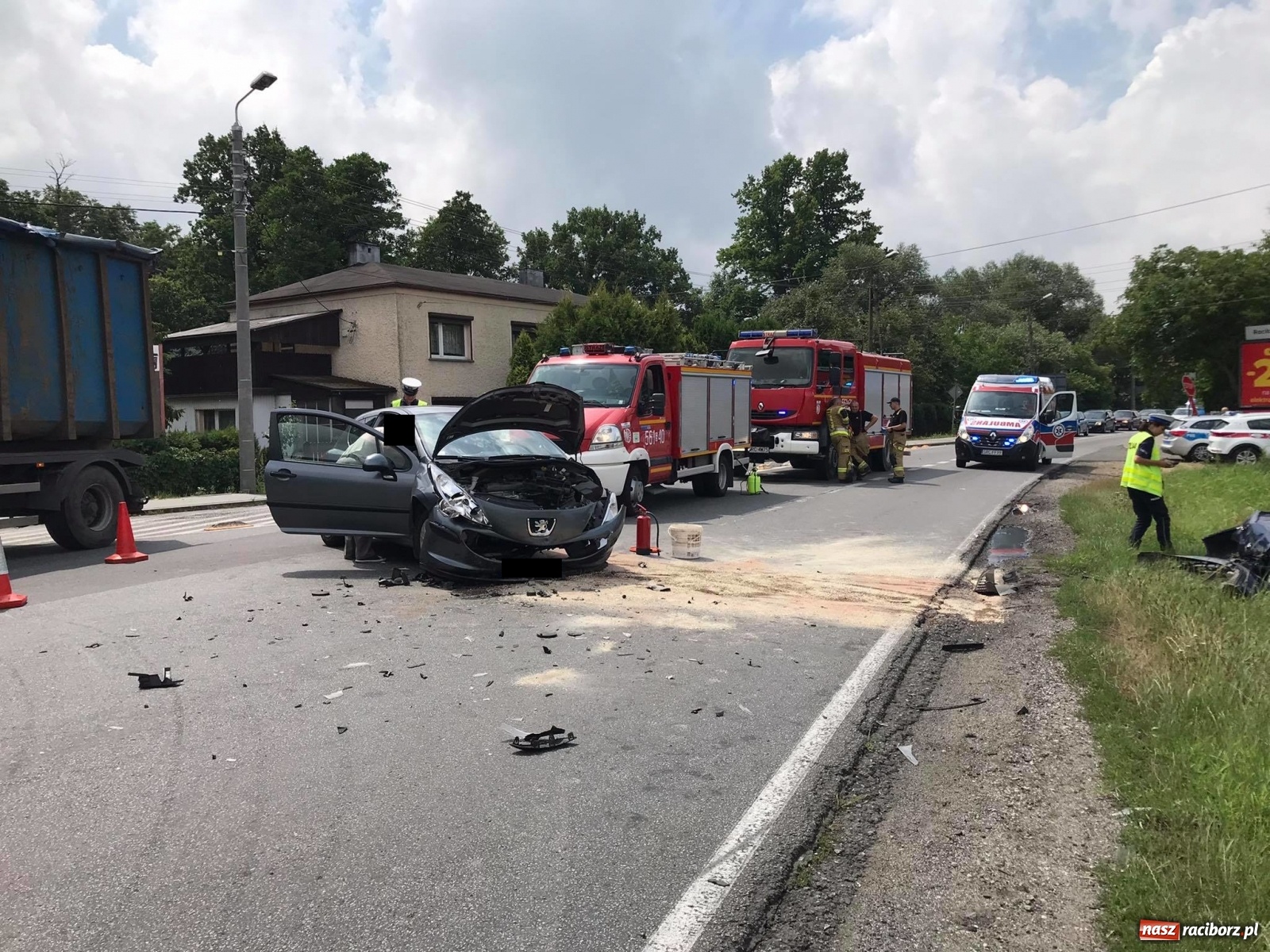 Zdjęcie w galerii na portalu naszraciborz.pl: Peugeot i renault zderzyły się w Markowicach. Jedna osoba trafiła do szpitala wiadomości z regionu