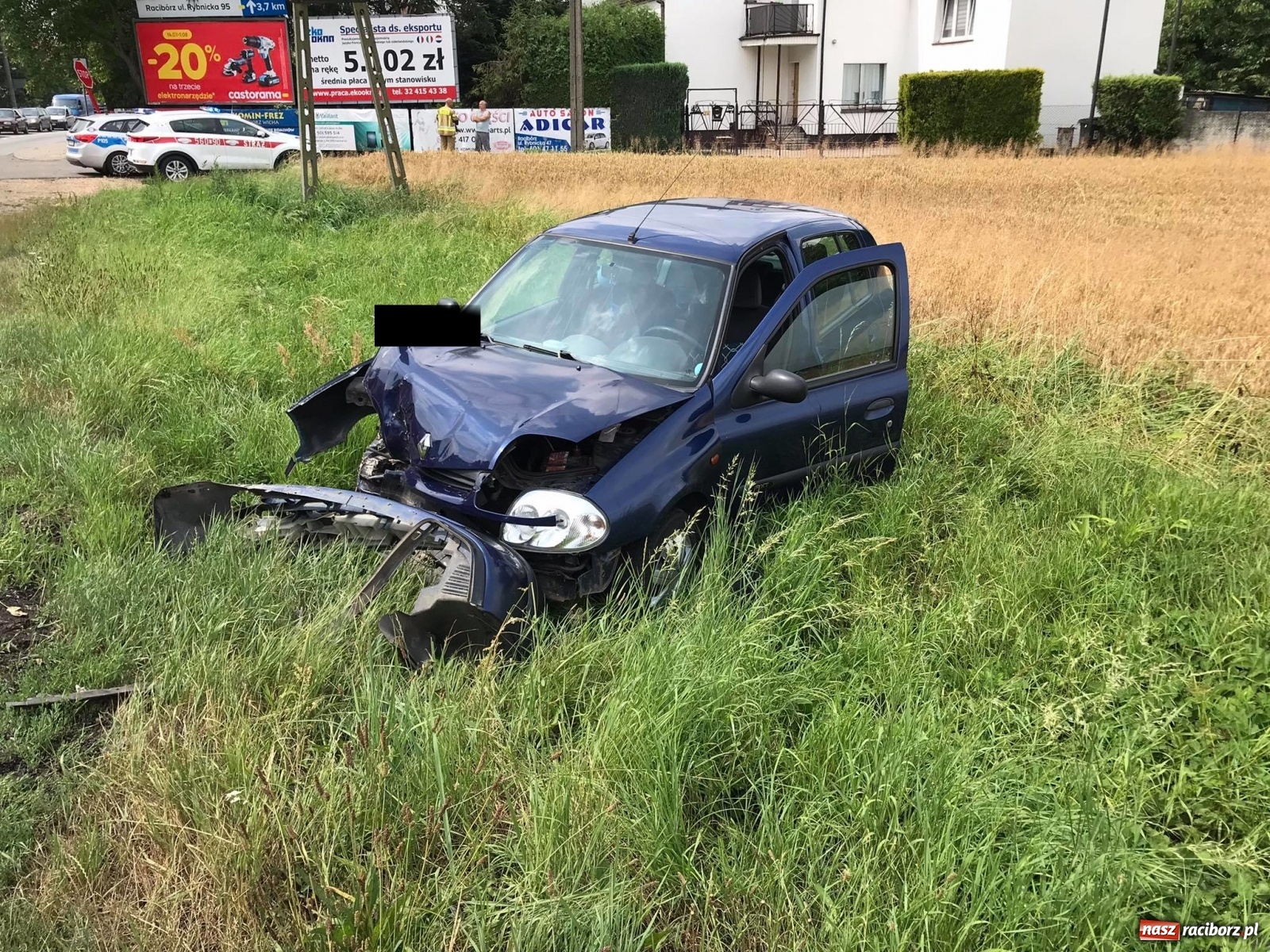 Zdjęcie w galerii na portalu naszraciborz.pl: Peugeot i renault zderzyły się w Markowicach. Jedna osoba trafiła do szpitala wiadomości z regionu