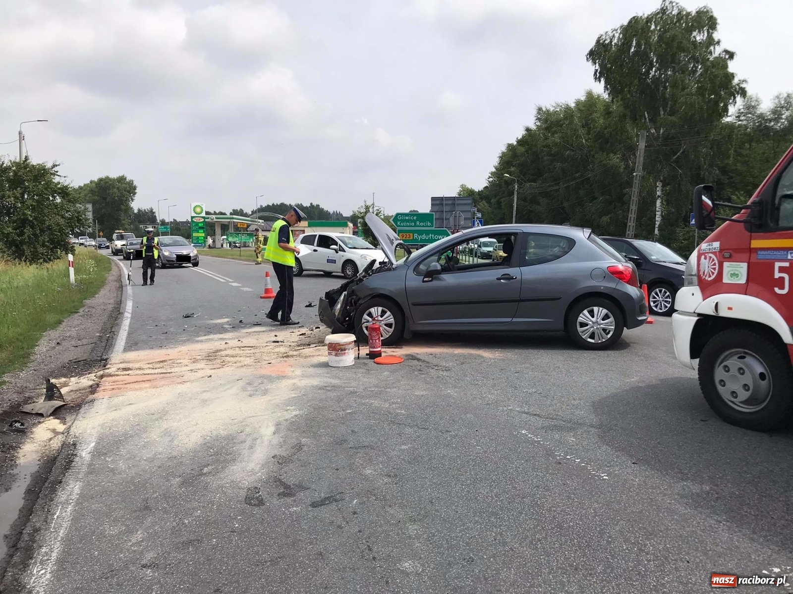 Zdjęcie w galerii na portalu naszraciborz.pl: Peugeot i renault zderzyły się w Markowicach. Jedna osoba trafiła do szpitala wiadomości z regionu