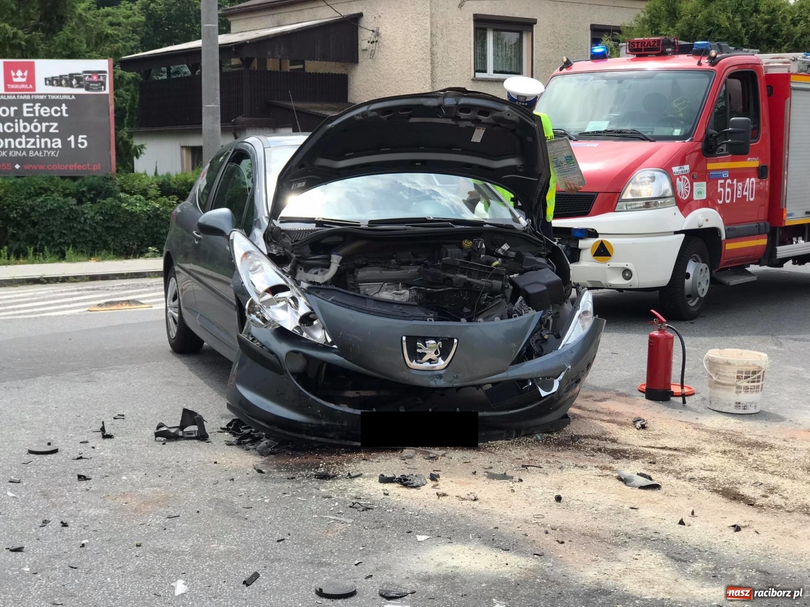Zdjęcie w galerii na portalu naszraciborz.pl: Peugeot i renault zderzyły się w Markowicach. Jedna osoba trafiła do szpitala wiadomości z regionu