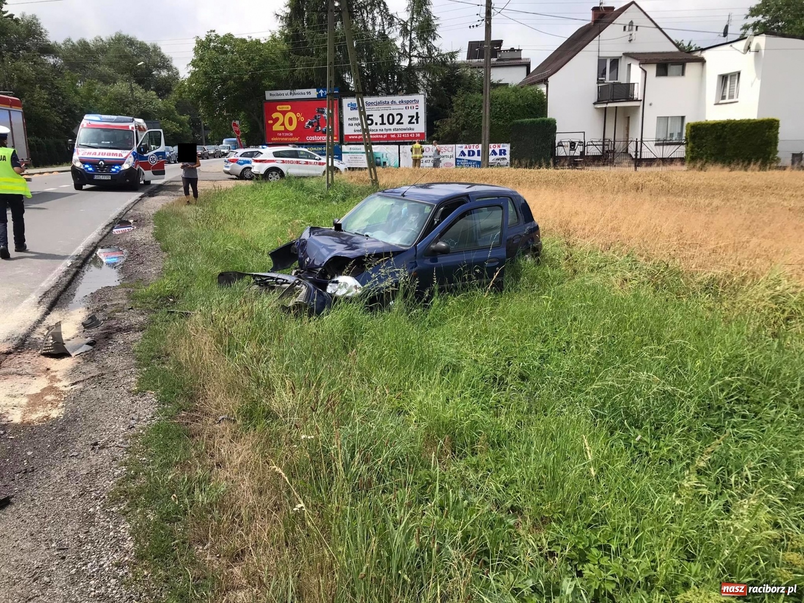 Zdjęcie w galerii na portalu naszraciborz.pl: Peugeot i renault zderzyły się w Markowicach. Jedna osoba trafiła do szpitala wiadomości z regionu