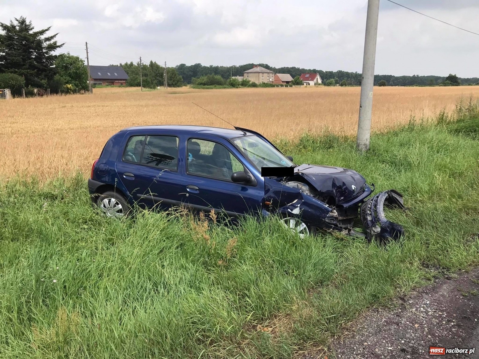 Zdjęcie w galerii na portalu naszraciborz.pl: Peugeot i renault zderzyły się w Markowicach. Jedna osoba trafiła do szpitala wiadomości z regionu