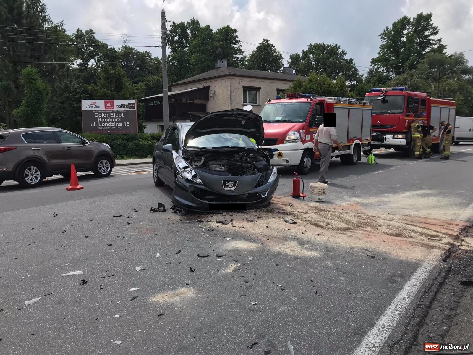 Zdjęcie w galerii na portalu naszraciborz.pl: Peugeot i renault zderzyły się w Markowicach. Jedna osoba trafiła do szpitala wiadomości z regionu