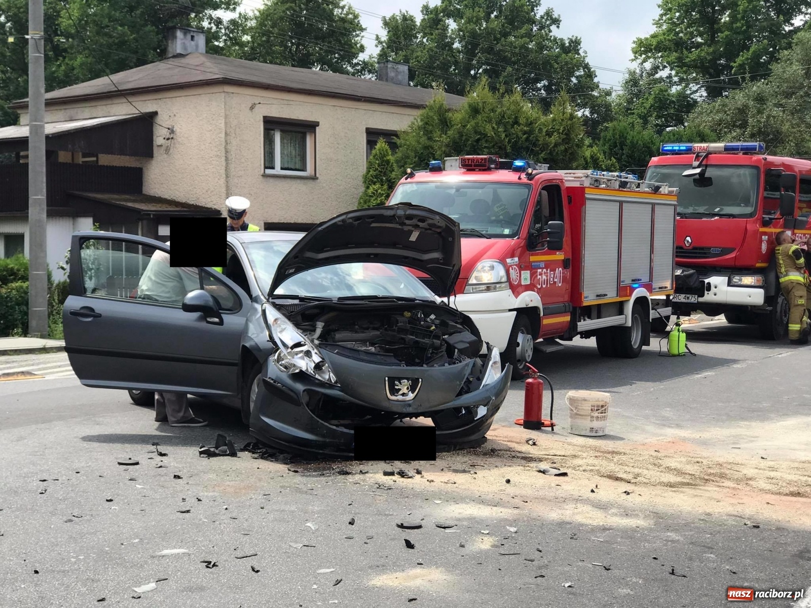 Zdjęcie w galerii na portalu naszraciborz.pl: Peugeot i renault zderzyły się w Markowicach. Jedna osoba trafiła do szpitala wiadomości z regionu
