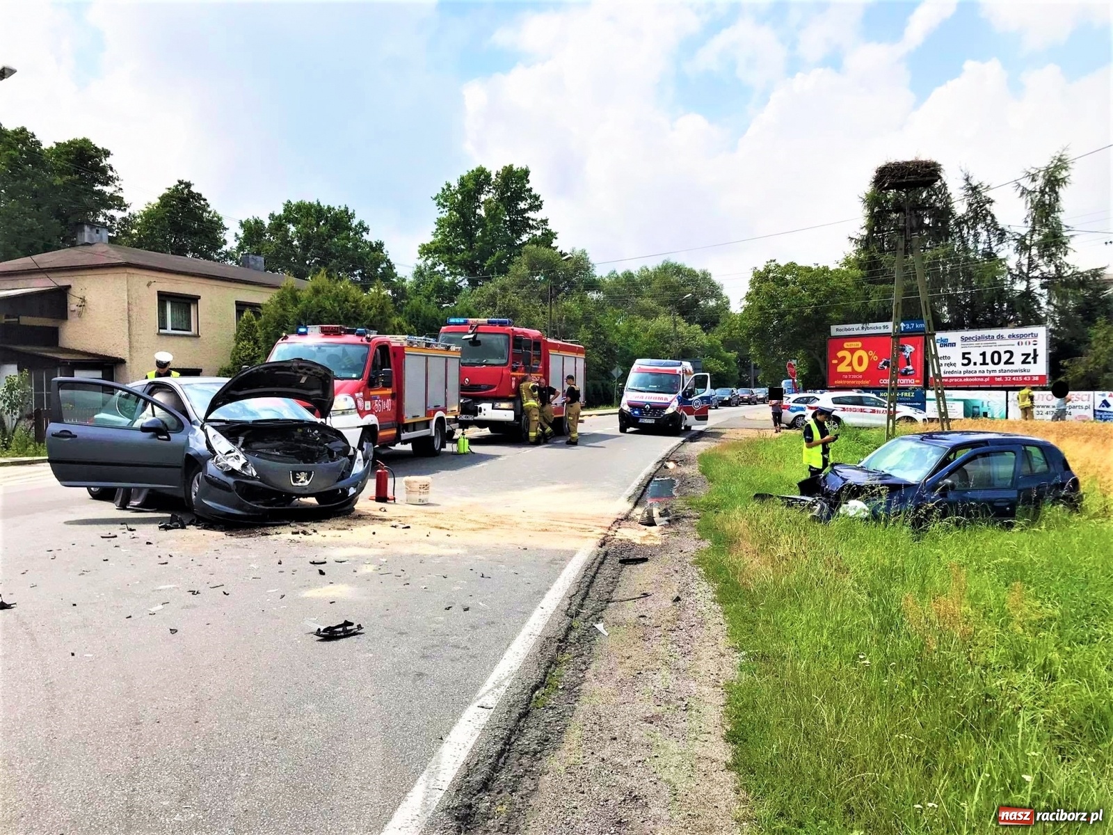 Zdjęcie w galerii na portalu naszraciborz.pl: Peugeot i renault zderzyły się w Markowicach. Jedna osoba trafiła do szpitala wiadomości z regionu