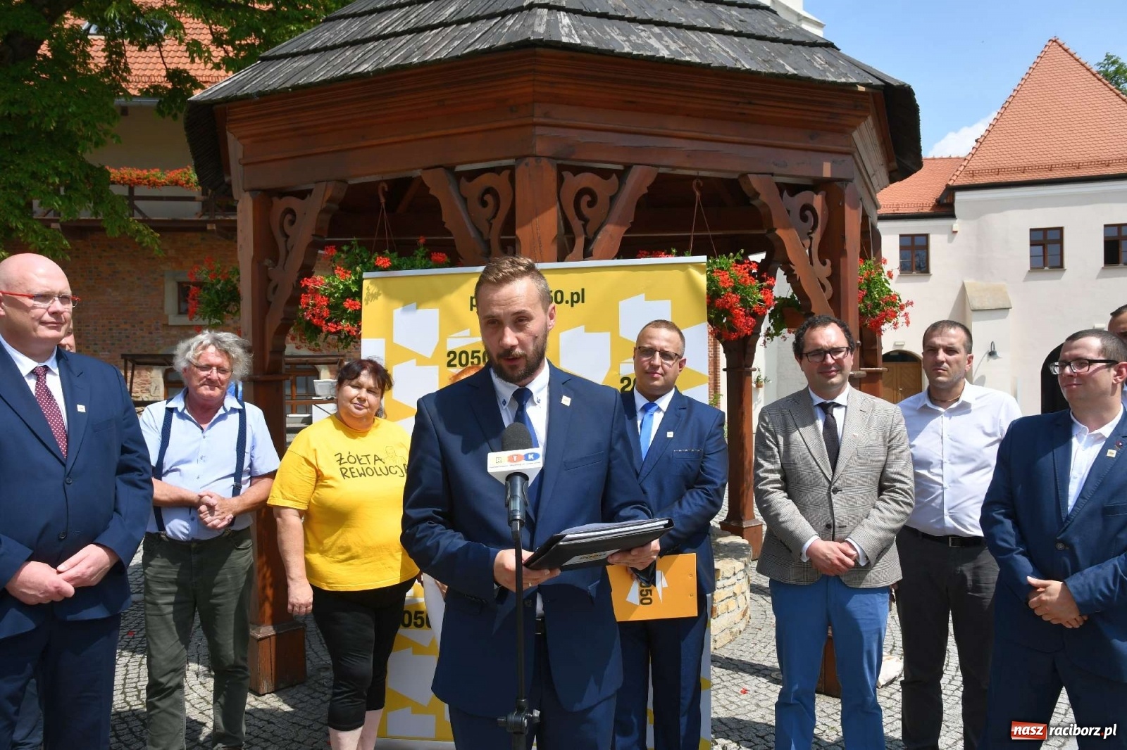Zdjęcie w galerii na portalu naszraciborz.pl: Henryk Siedlaczek poparł żółtą rewolucję. Ruch Polska 2050 w Raciborzu wiadomości z regionu
