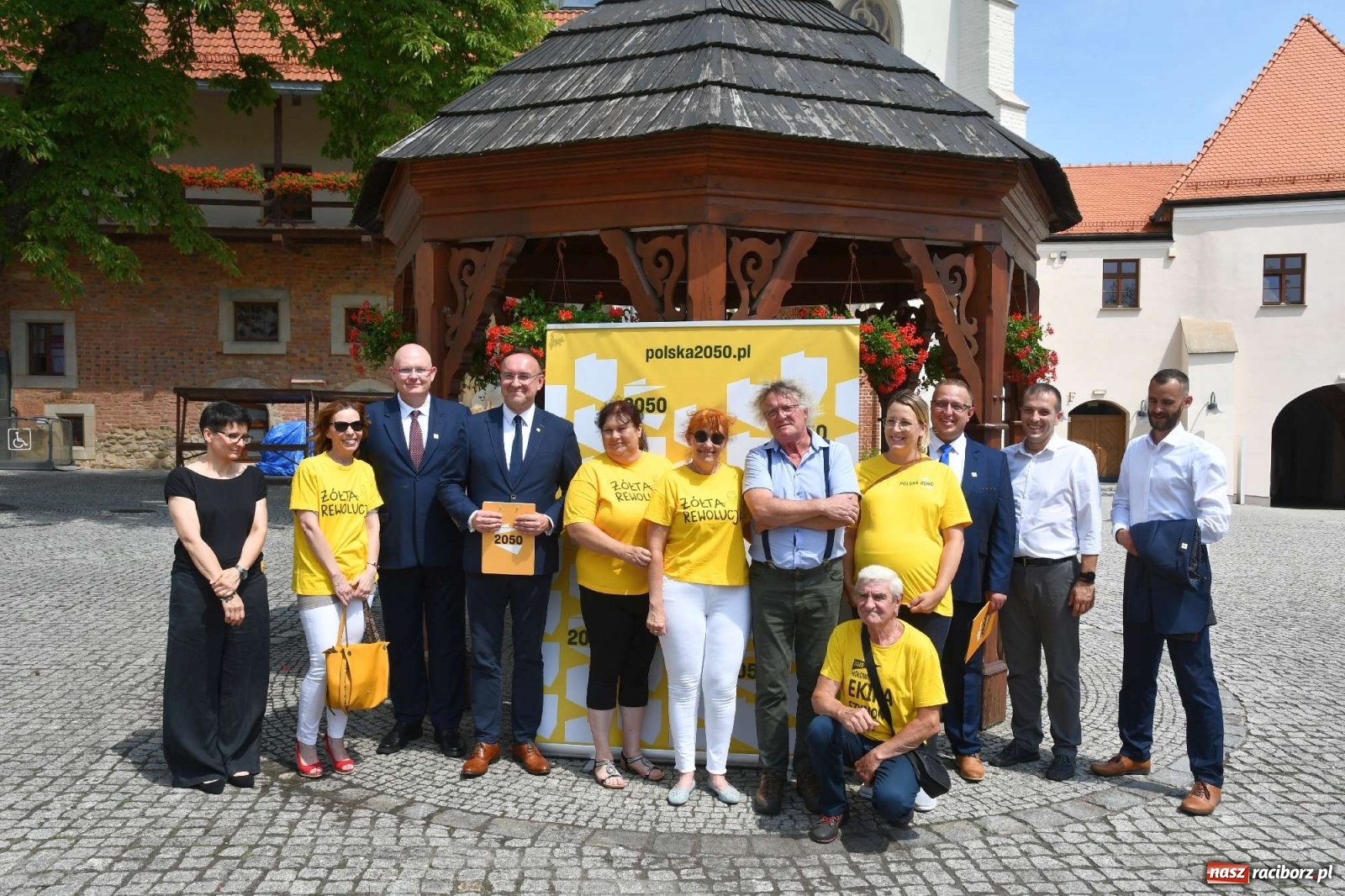 Zdjęcie w galerii na portalu naszraciborz.pl: Henryk Siedlaczek poparł żółtą rewolucję. Ruch Polska 2050 w Raciborzu wiadomości z regionu