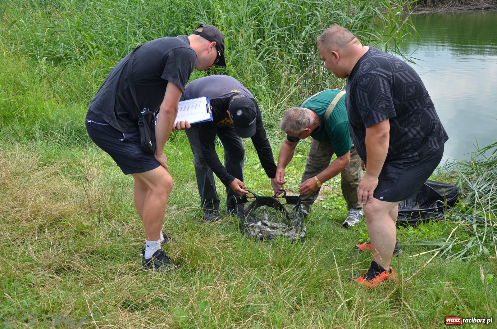Zdjęcie w galerii na portalu naszraciborz.pl: Wędkarstwo. Eugeniusz Kajstura z trofeum Starosty [FOTO] wiadomości z regionu