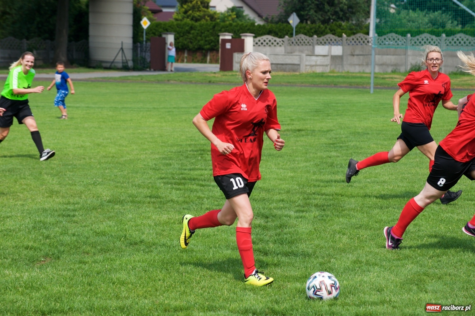 Zdjęcie w galerii na portalu naszraciborz.pl: Tworków. Mamuśki znów zagrają o puchar sołtysa wiadomości z regionu