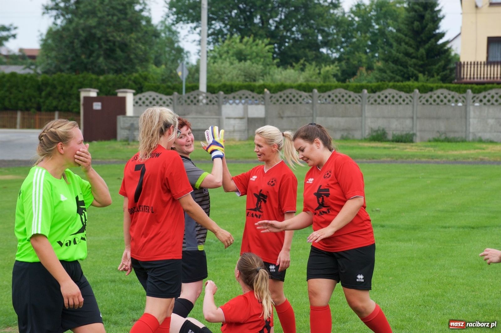 Zdjęcie w galerii na portalu naszraciborz.pl: Tworków. Mamuśki znów zagrają o puchar sołtysa wiadomości z regionu