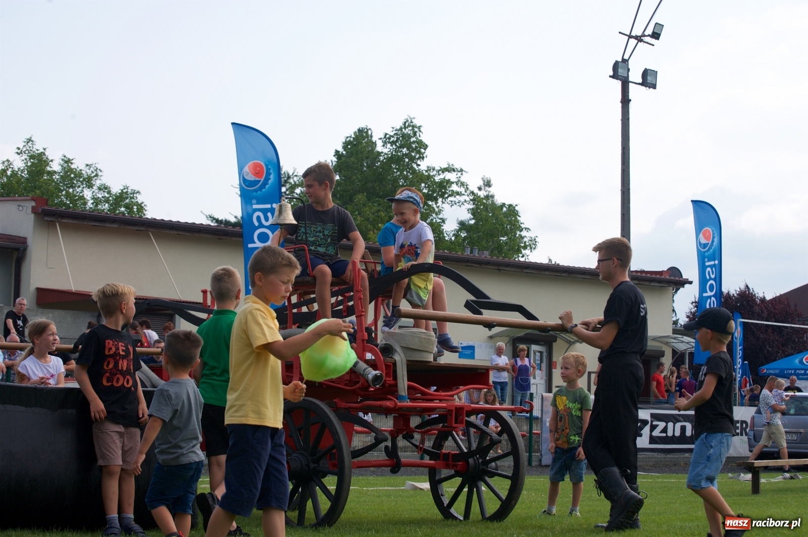 Zdjęcie w galerii na portalu naszraciborz.pl: Tworków. Mamuśki znów zagrają o puchar sołtysa wiadomości z regionu