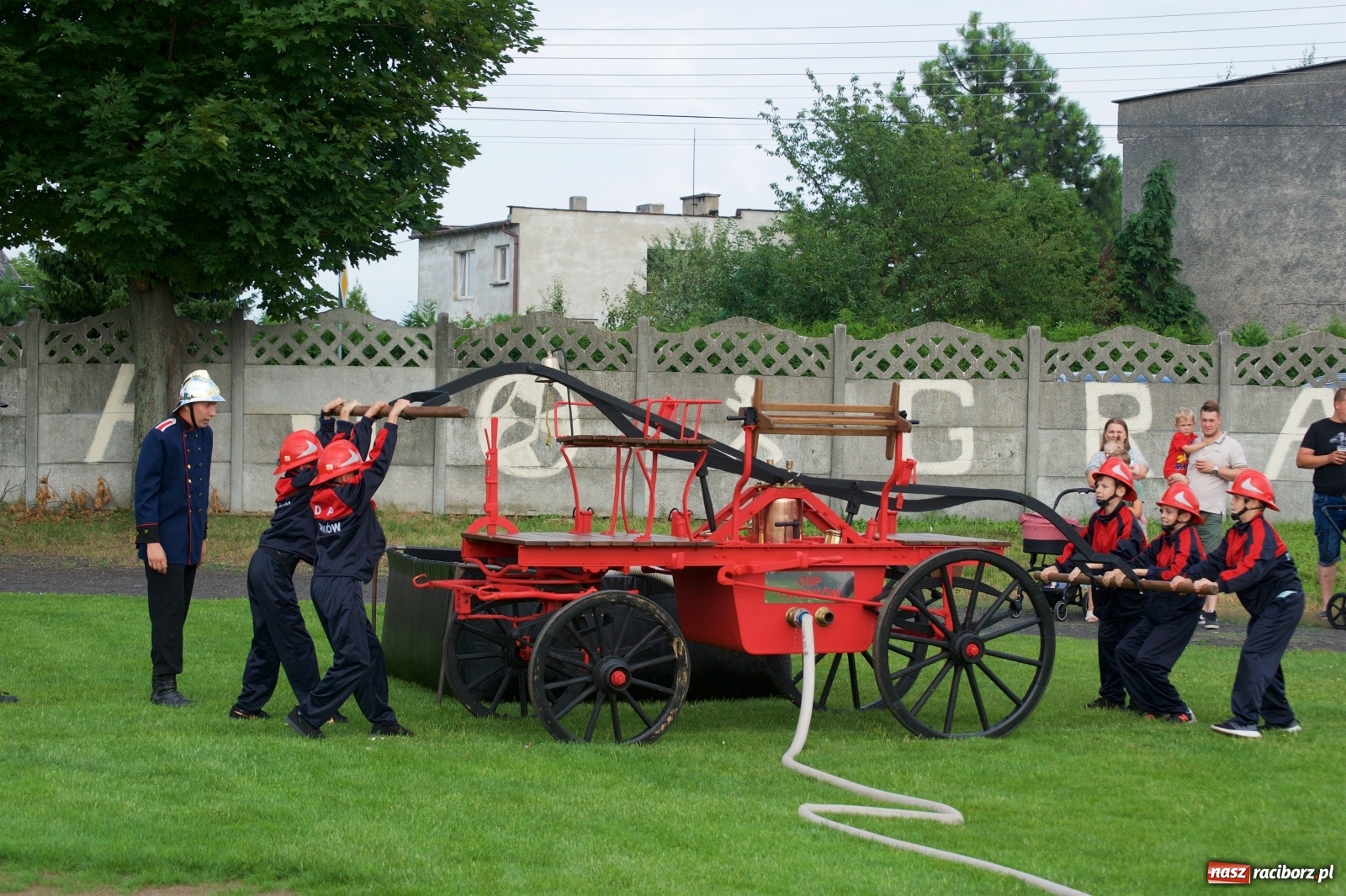 Zdjęcie w galerii na portalu naszraciborz.pl: Tworków. Mamuśki znów zagrają o puchar sołtysa wiadomości z regionu