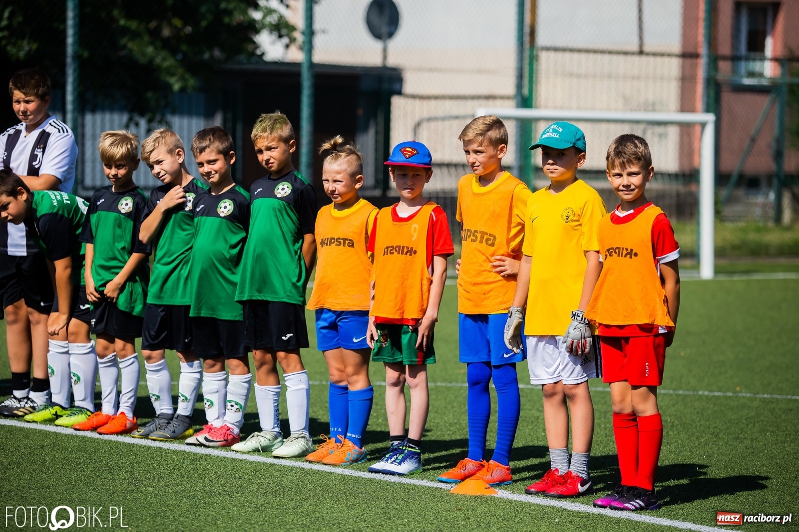 Zdjęcie w galerii na portalu naszraciborz.pl: Powiatowy turniej piłki nożnej na boisku SP 4 wiadomości z regionu