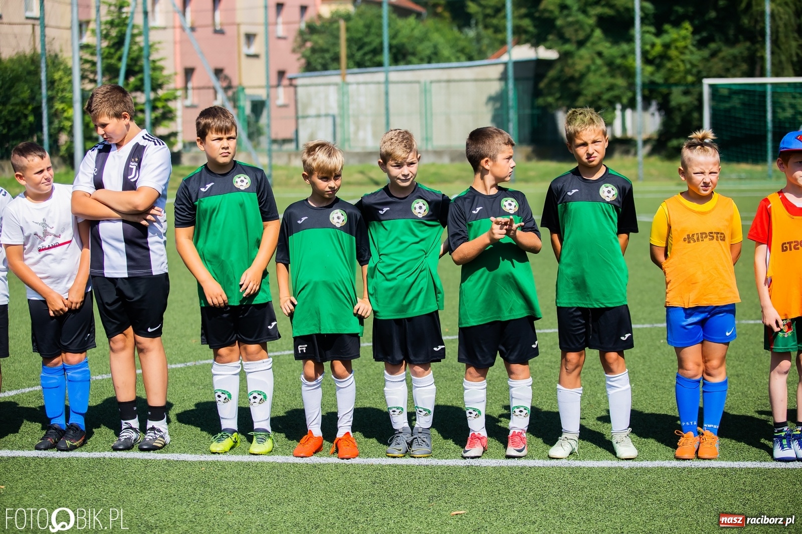Zdjęcie w galerii na portalu naszraciborz.pl: Powiatowy turniej piłki nożnej na boisku SP 4 wiadomości z regionu