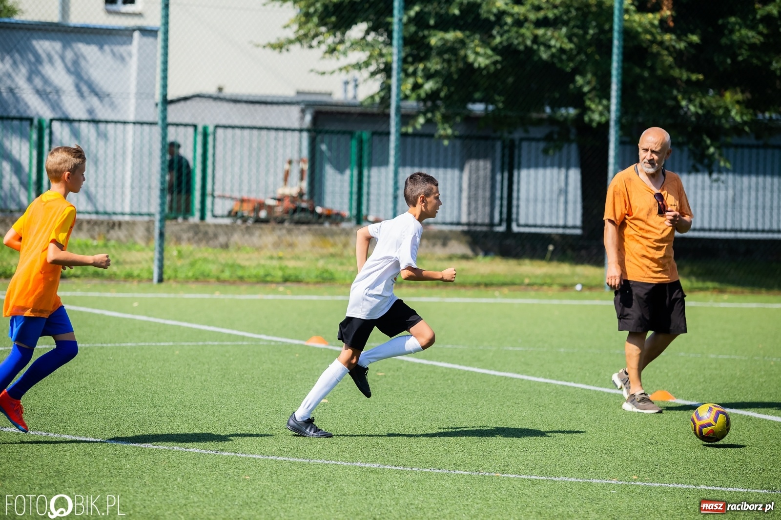 Zdjęcie w galerii na portalu naszraciborz.pl: Powiatowy turniej piłki nożnej na boisku SP 4 wiadomości z regionu