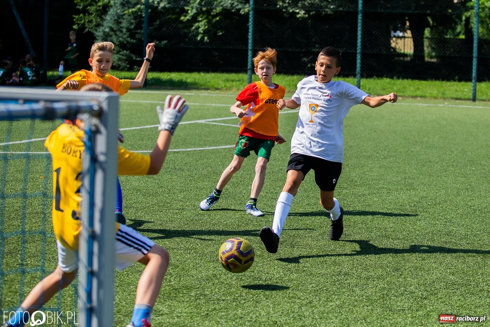 Zdjęcie w galerii na portalu naszraciborz.pl: Powiatowy turniej piłki nożnej na boisku SP 4 wiadomości z regionu