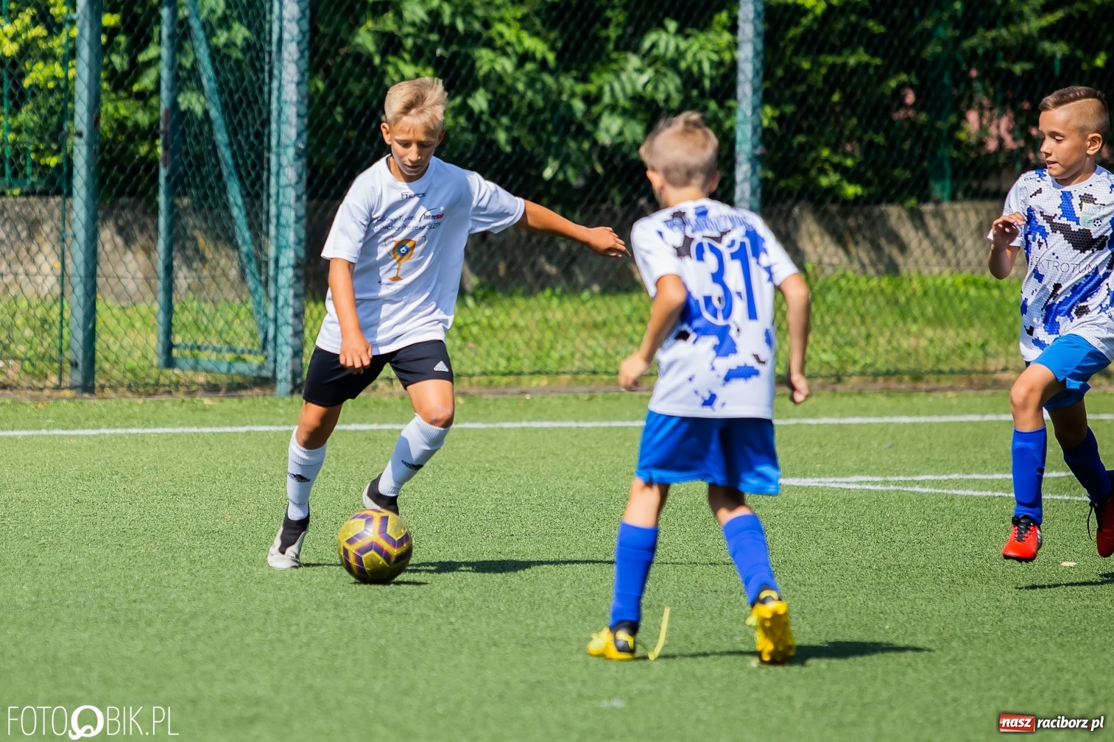 Zdjęcie w galerii na portalu naszraciborz.pl: Powiatowy turniej piłki nożnej na boisku SP 4 wiadomości z regionu