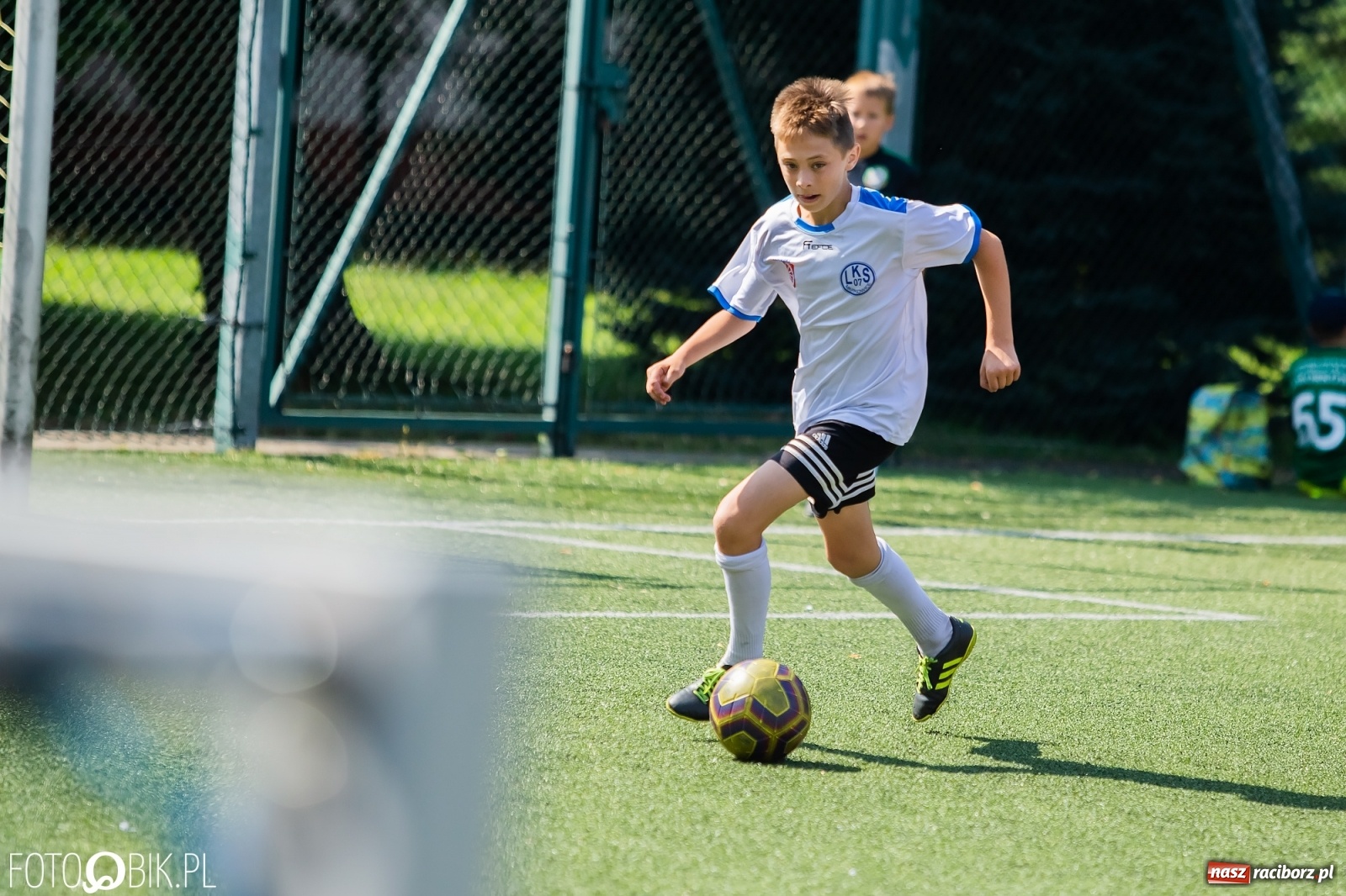 Zdjęcie w galerii na portalu naszraciborz.pl: Powiatowy turniej piłki nożnej na boisku SP 4 wiadomości z regionu