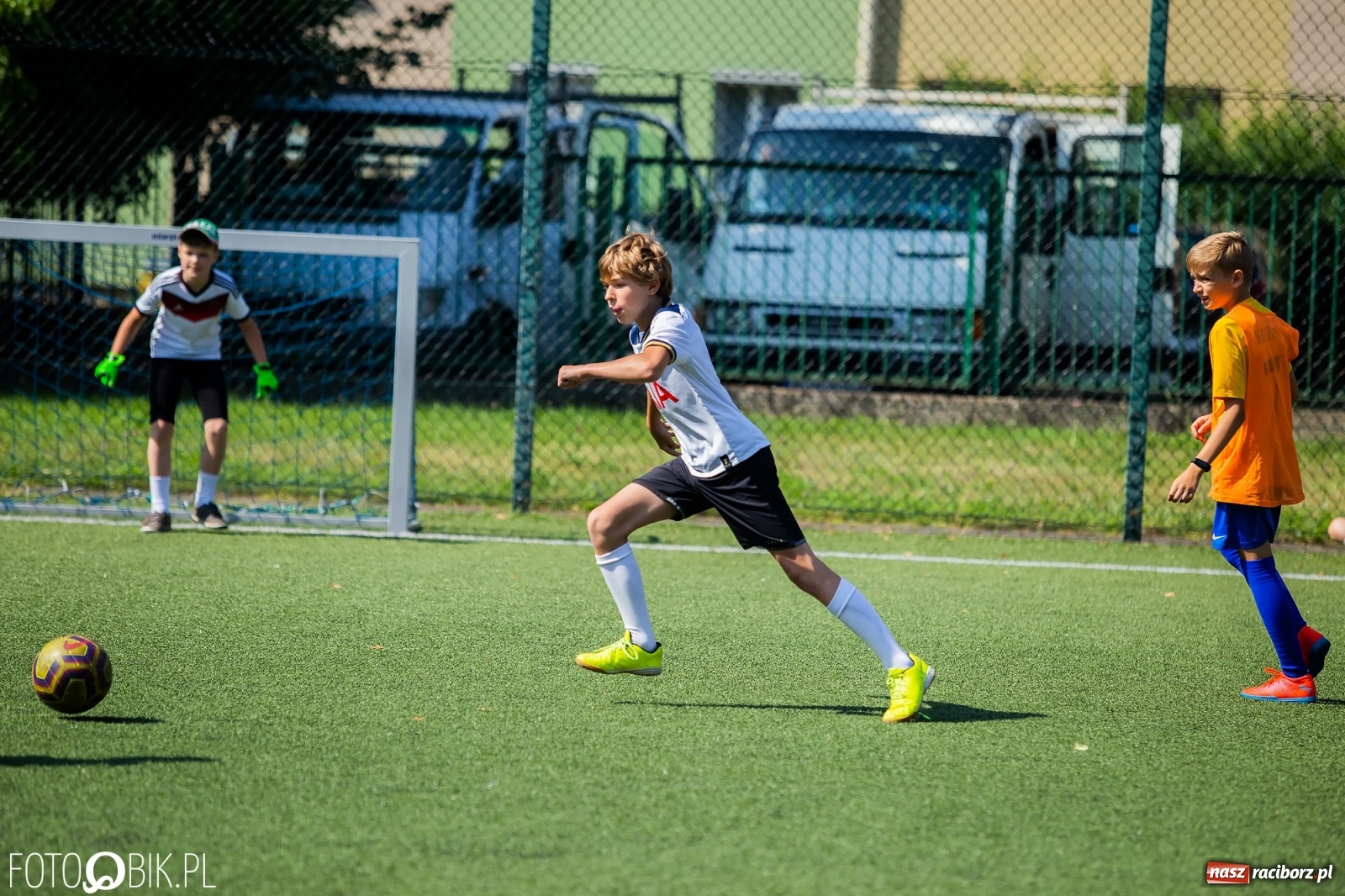 Zdjęcie w galerii na portalu naszraciborz.pl: Powiatowy turniej piłki nożnej na boisku SP 4 wiadomości z regionu