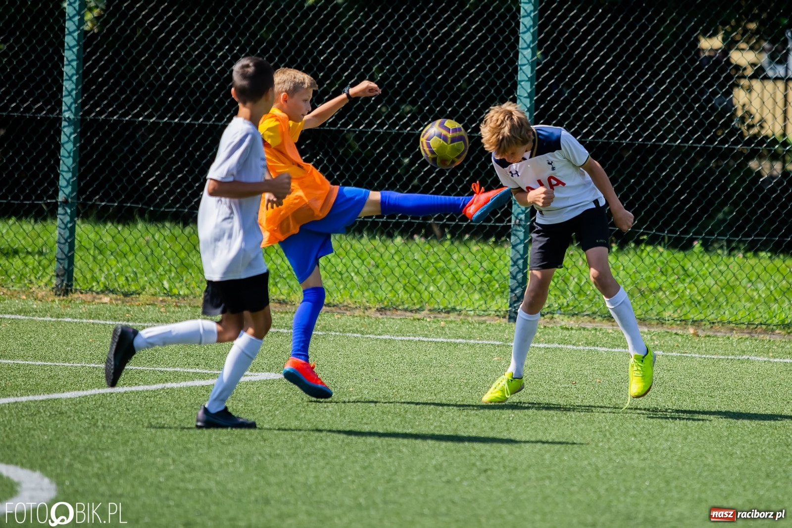 Zdjęcie w galerii na portalu naszraciborz.pl: Powiatowy turniej piłki nożnej na boisku SP 4 wiadomości z regionu