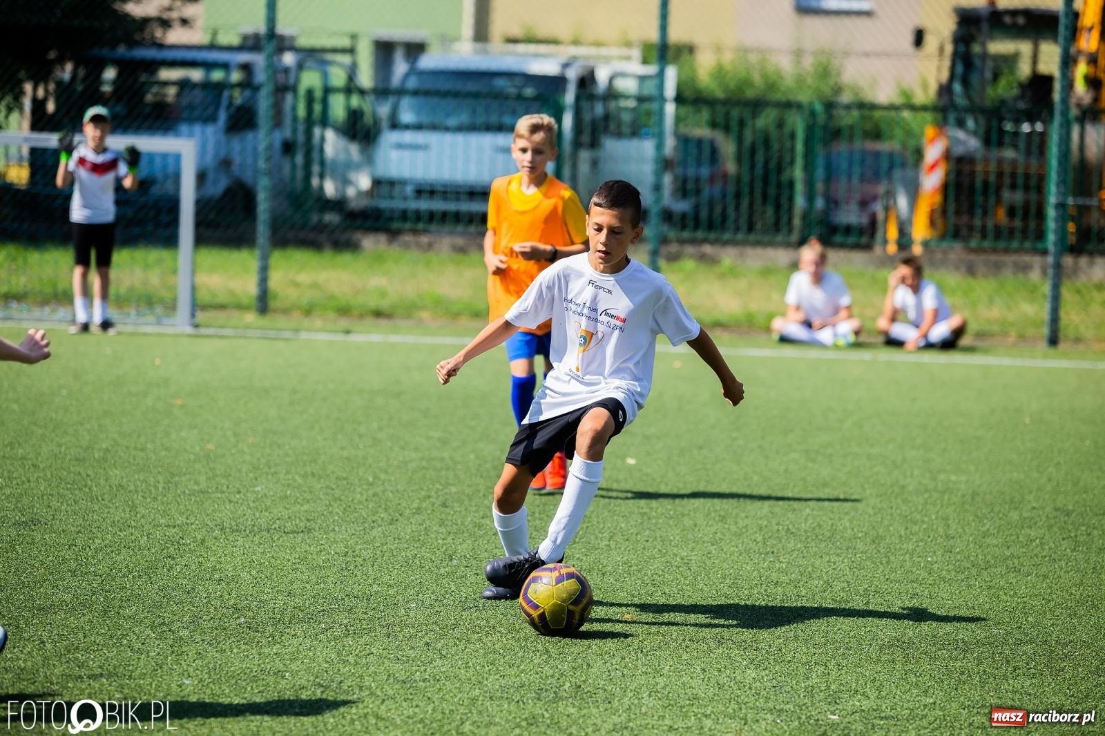 Zdjęcie w galerii na portalu naszraciborz.pl: Powiatowy turniej piłki nożnej na boisku SP 4 wiadomości z regionu