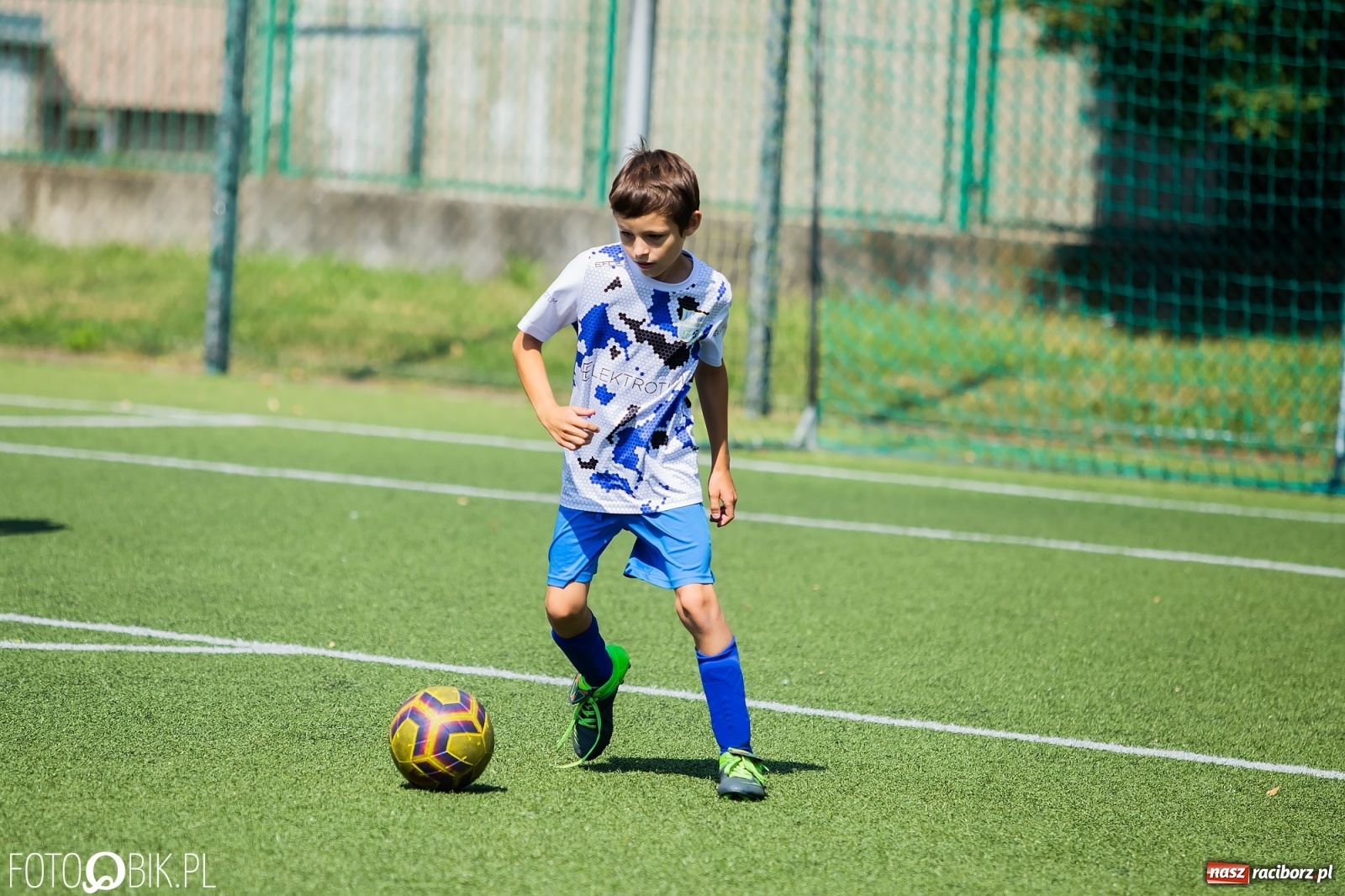 Zdjęcie w galerii na portalu naszraciborz.pl: Powiatowy turniej piłki nożnej na boisku SP 4 wiadomości z regionu