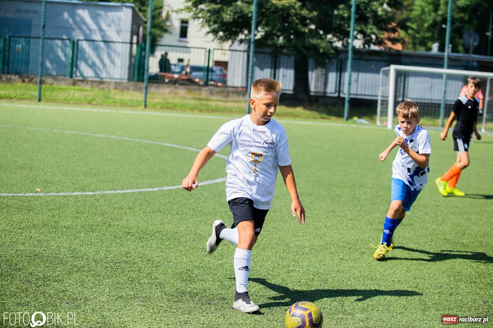 Zdjęcie w galerii na portalu naszraciborz.pl: Powiatowy turniej piłki nożnej na boisku SP 4 wiadomości z regionu
