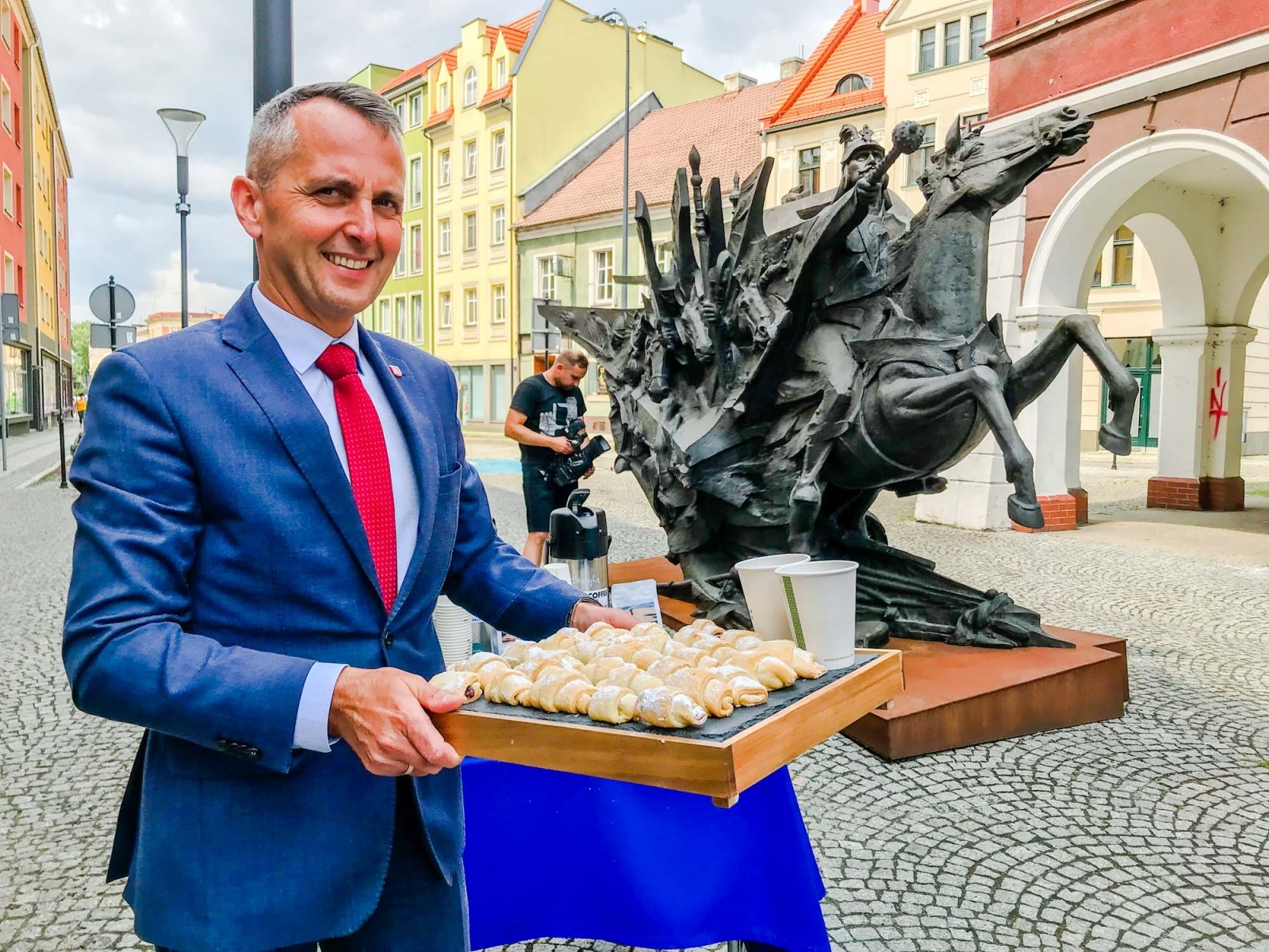 Zdjęcie w galerii na portalu naszraciborz.pl: W Raciborzu stanął pomnik króla Jana III Sobieskiego [FOTO i WIDEO] wiadomości z regionu
