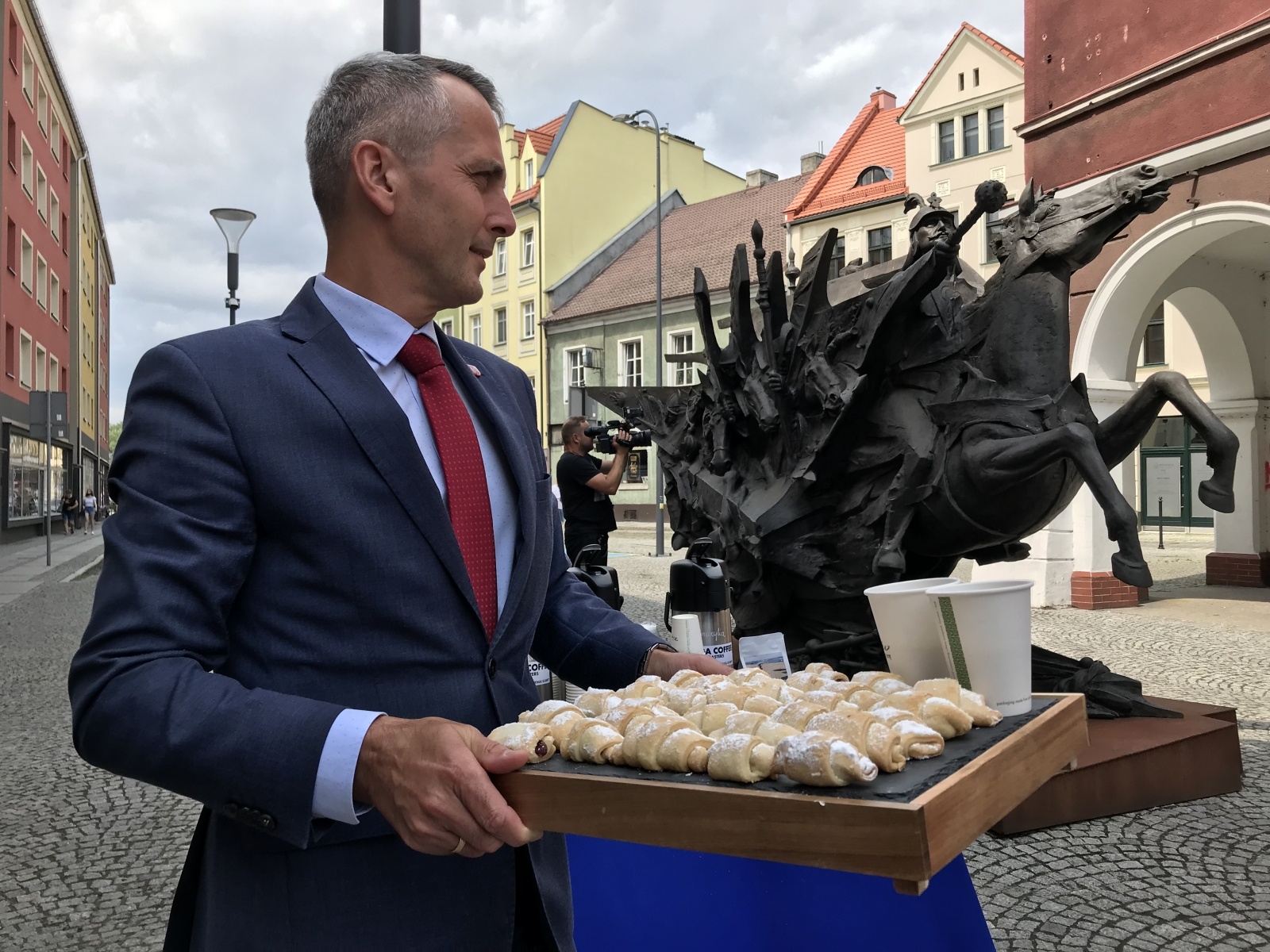 Zdjęcie w galerii na portalu naszraciborz.pl: W Raciborzu stanął pomnik króla Jana III Sobieskiego [FOTO i WIDEO] wiadomości z regionu