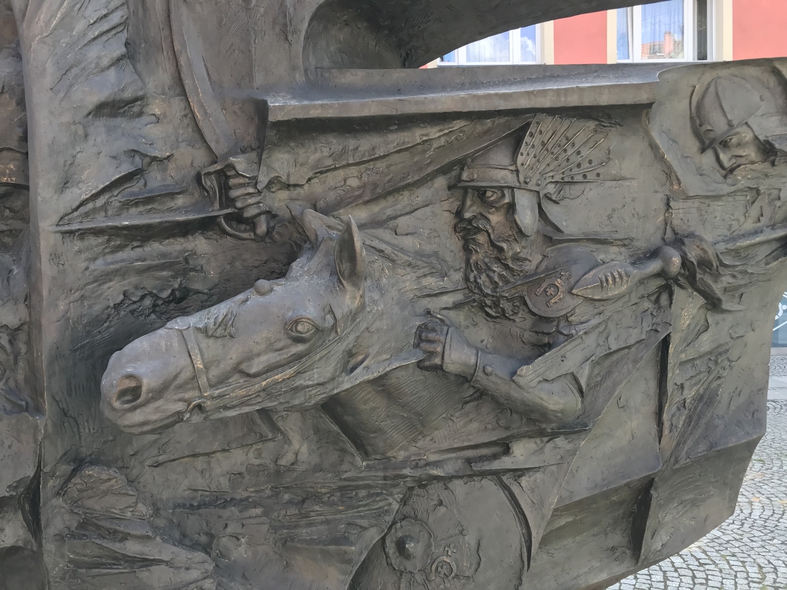 Zdjęcie w galerii na portalu naszraciborz.pl: W Raciborzu stanął pomnik króla Jana III Sobieskiego [FOTO i WIDEO] wiadomości z regionu